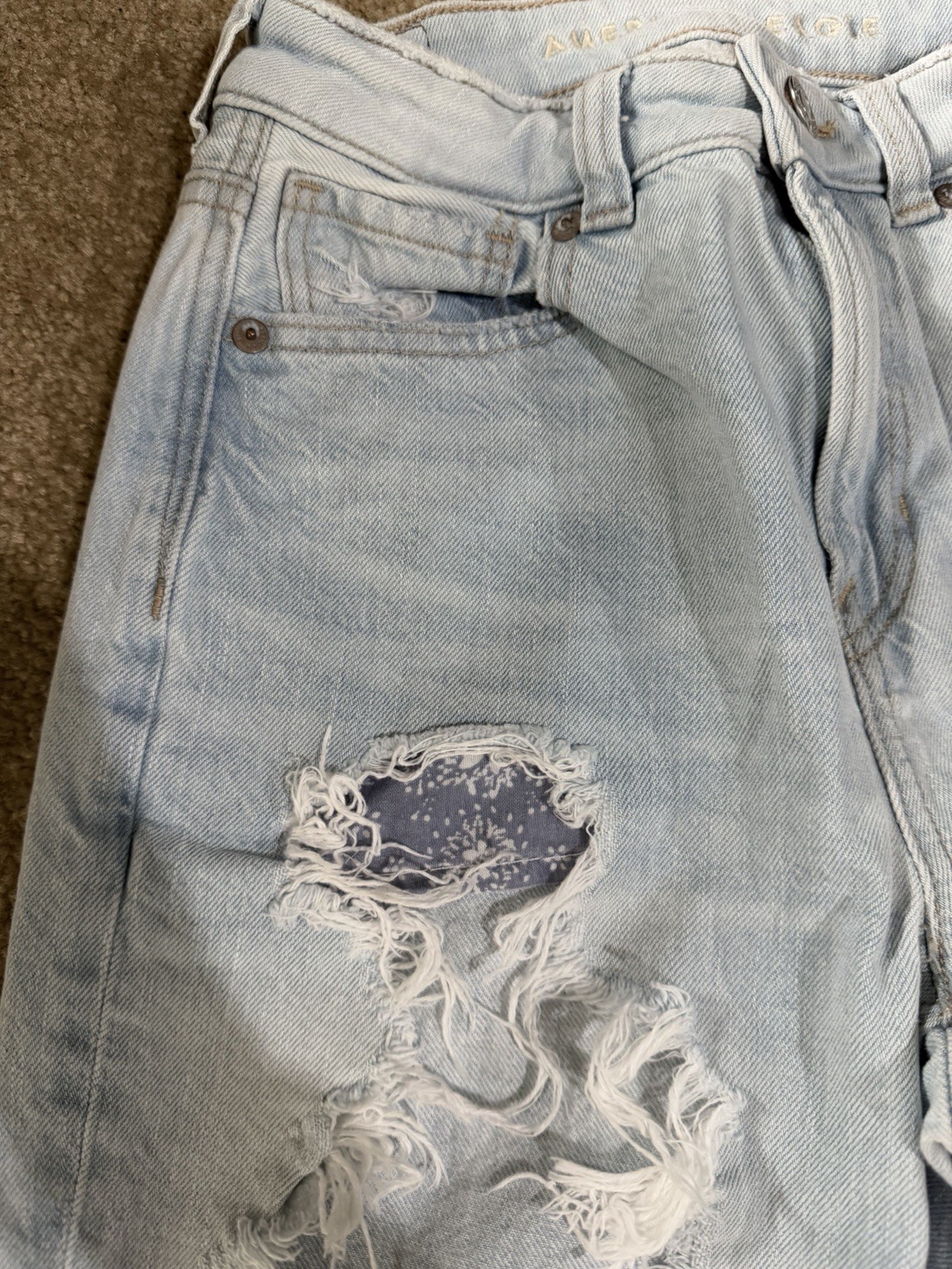 Womens American Eagle Light Wash Mom Jeans W/ Paisley Print Pockets Size 00R