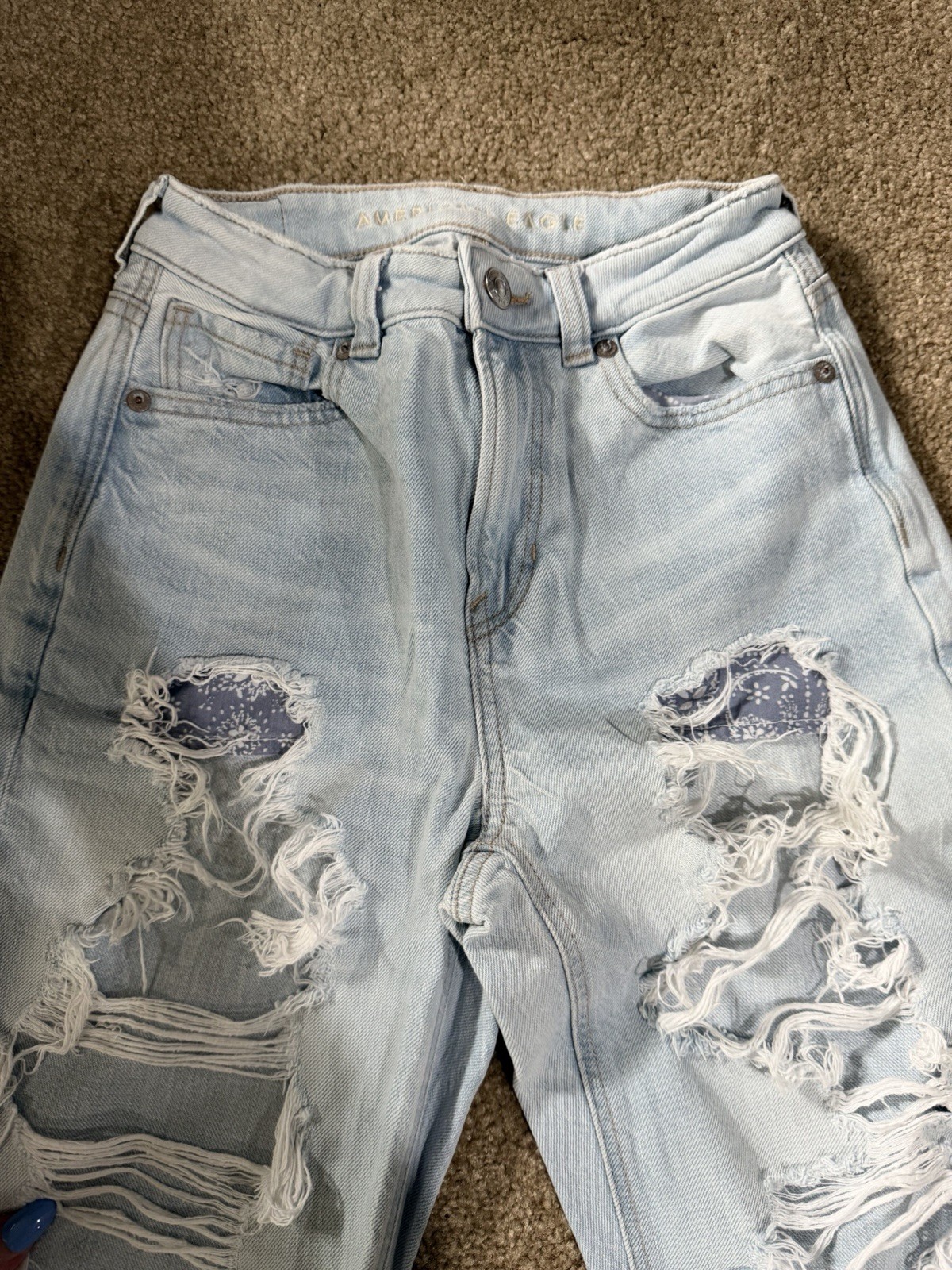 Womens American Eagle Light Wash Mom Jeans W/ Paisley Print Pockets Size 00R