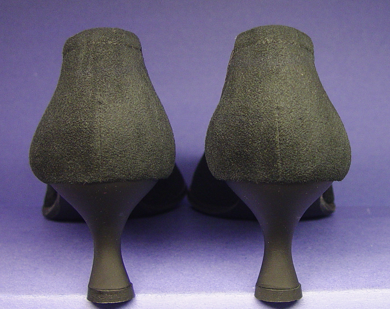 STUART WEITZMAN MADE IN SPAIN 8M PERFORATED SUEDE 2.5″ PUMPS PRISTINE CONDITION