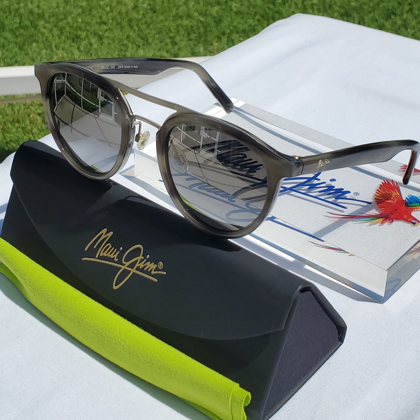 *******Maui Jim “SUNNY DAYS” 529-14E Gloss Grey Horn Frames / Grey Lenses*******