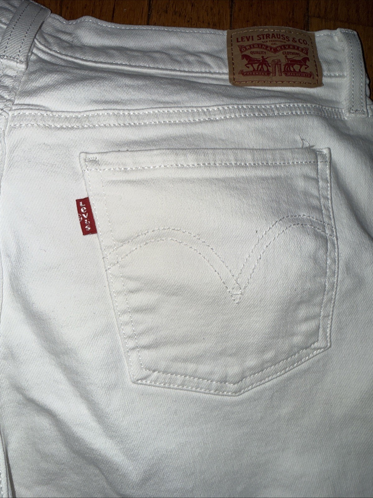 Levi Strauss Womens Shorts Size Mid Rise Mid Length Denim White Size 32 New