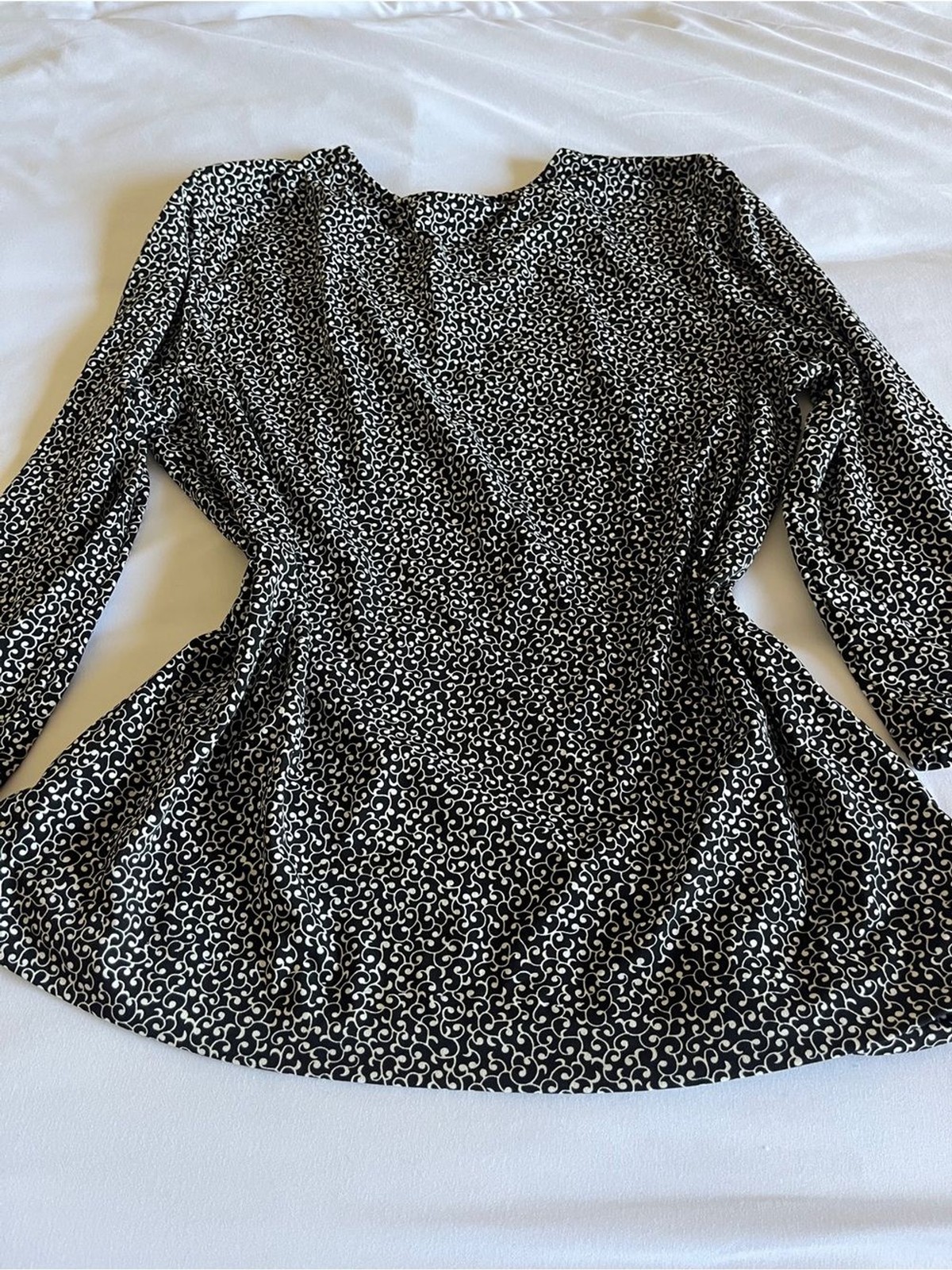 Sag Harbor Black & White Swirl Printed Long Sleeve Blouse Keyhole Size Medium