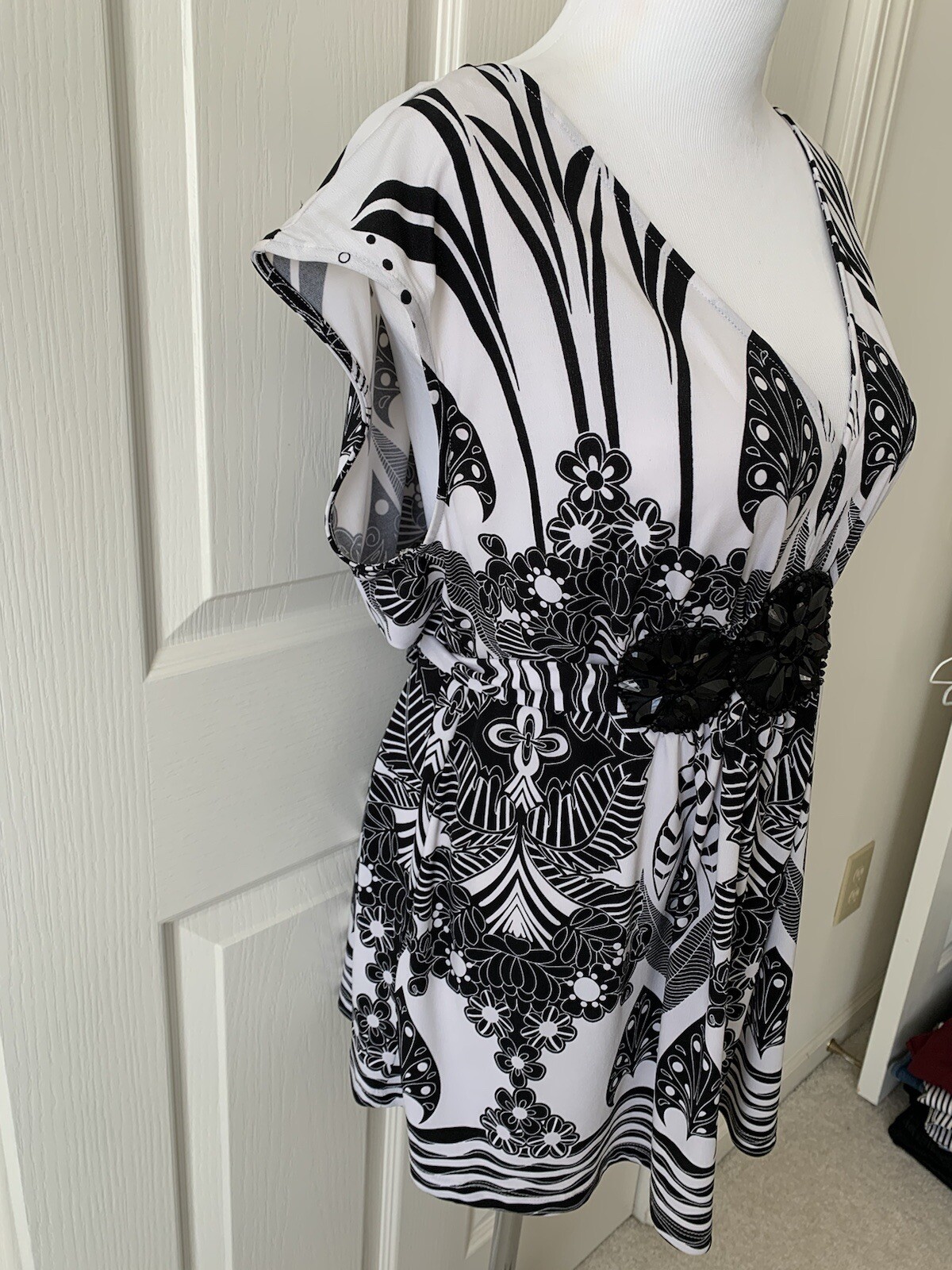 ECI LOVELY BEADED BLACK WHITE TIE BACK POLYESTER SPANDEX KNIT TOP – SIZE L
