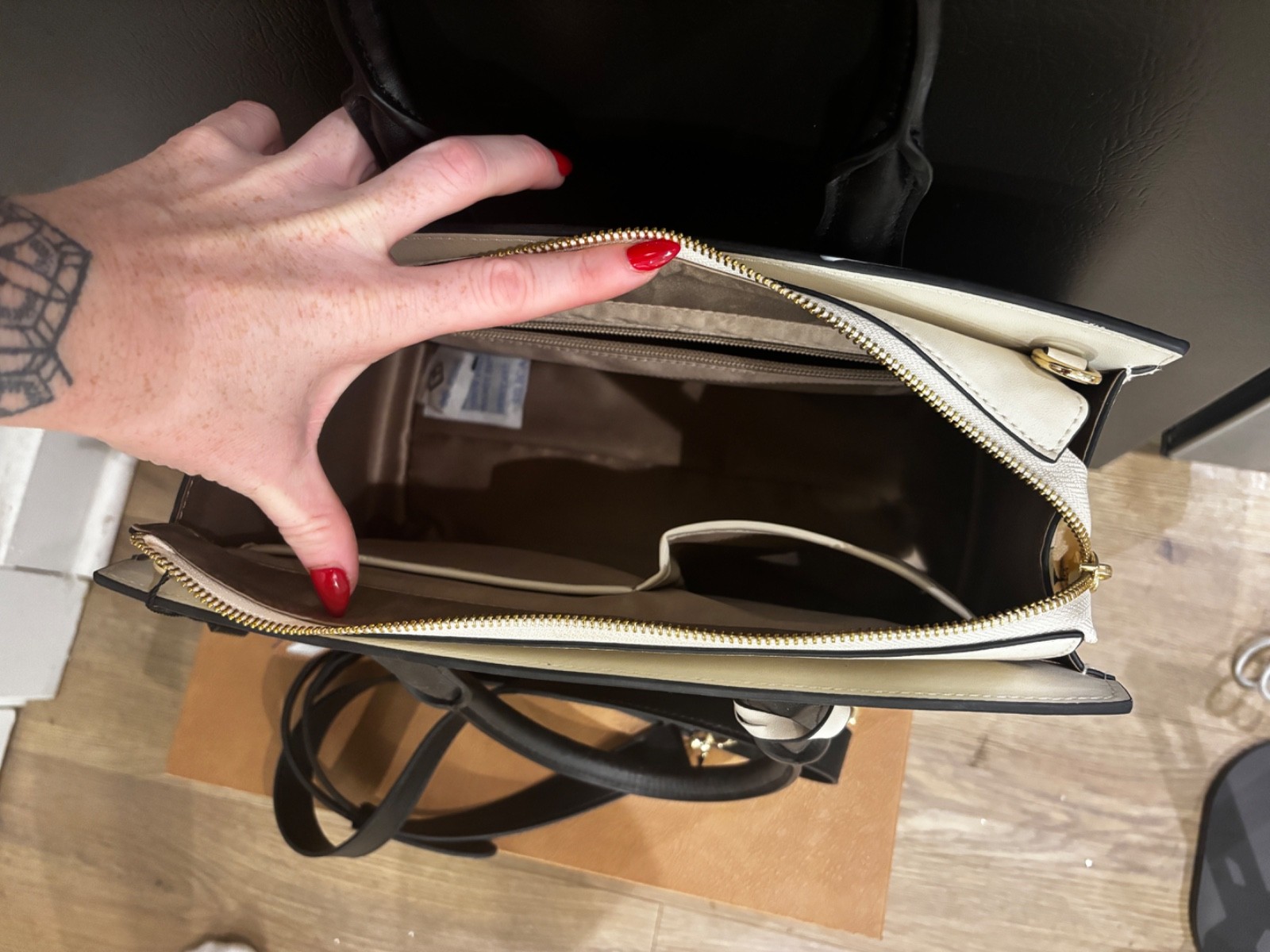 BOSTANTEN Nevin Elegant Medium Leather Crossbody Bag / New with Authenticity Tag