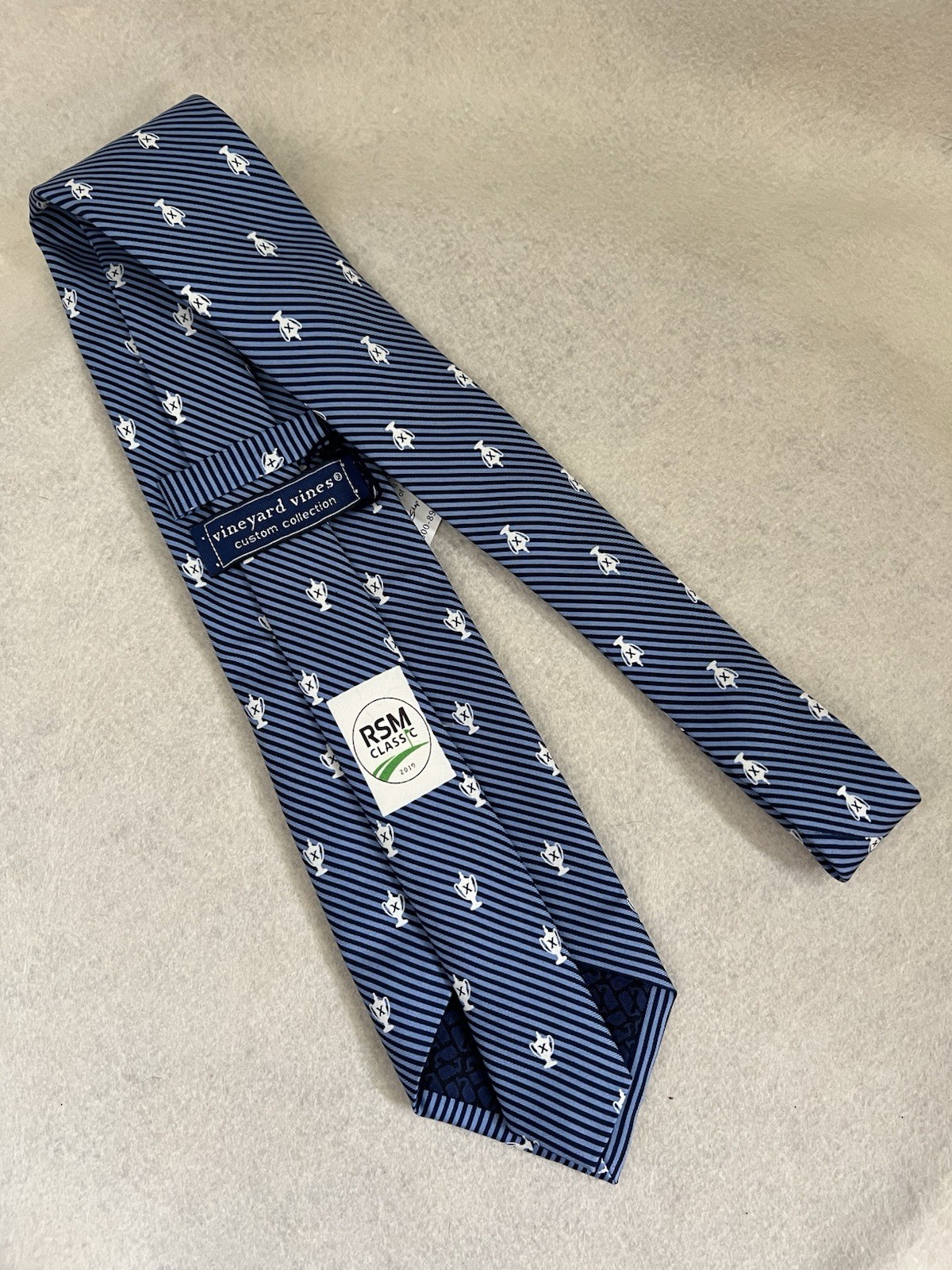 Vineyard Vines Blue/White Striped Golf Trophy Logo Silk Woven Men’s Tie 3.35”