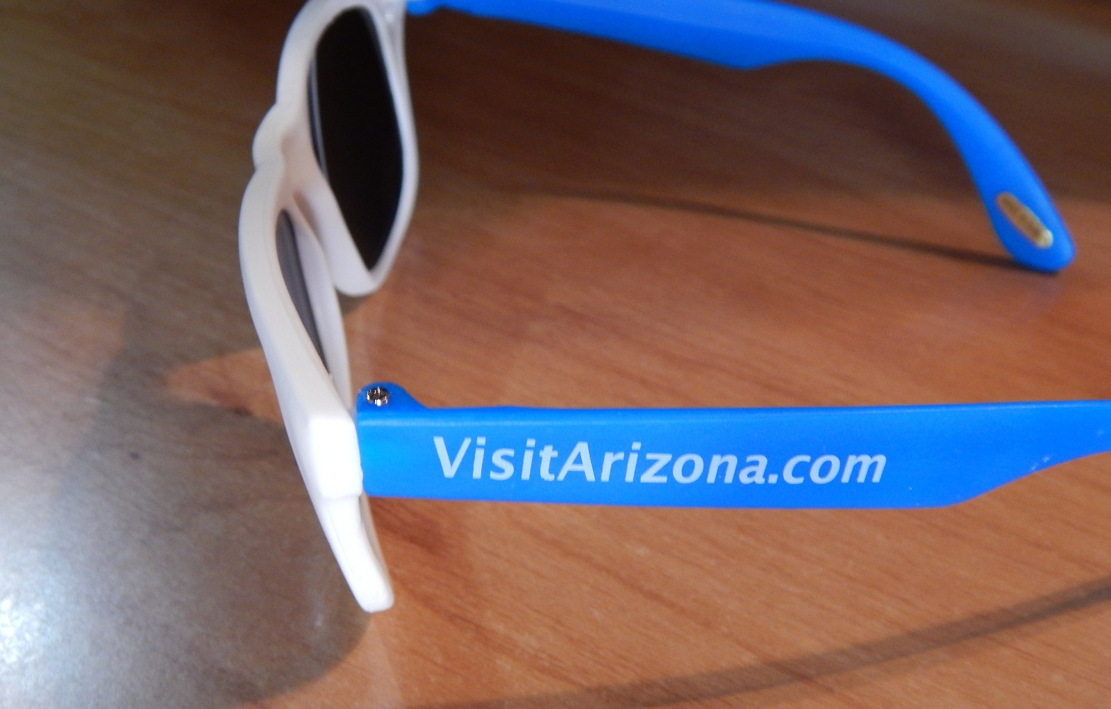 VISIT ARIZONA 100% UV PROTECTION UV 400 BLUE & WHITE SUNGLASSES PLASTIC FUN NEW