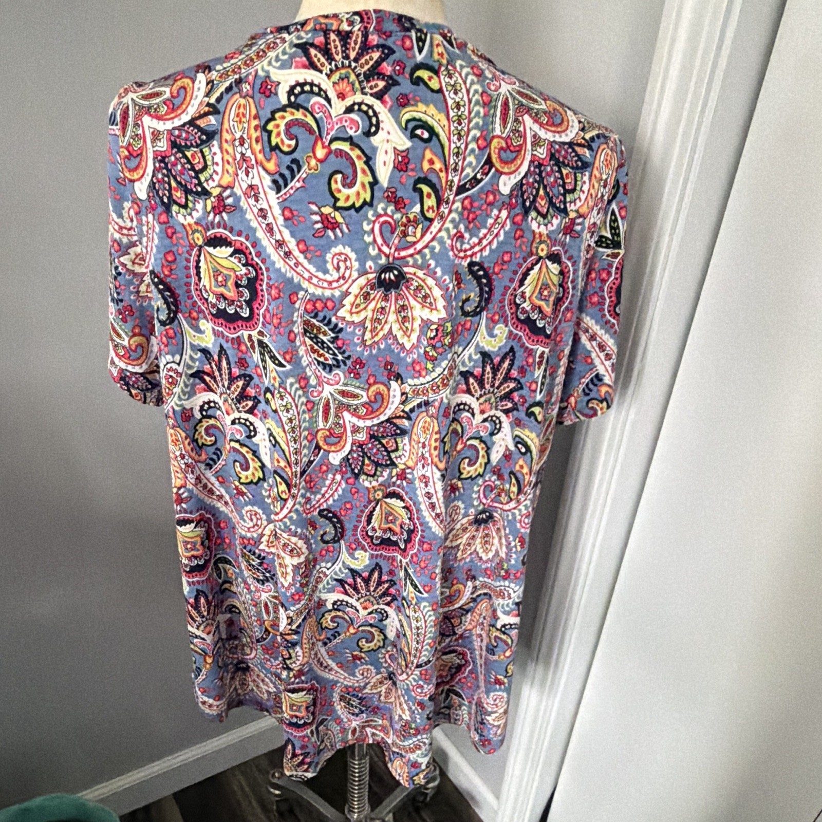 Womens XL Blue Pink White Yellow Paisley Knit V-Neck Pullover Stretch Tee