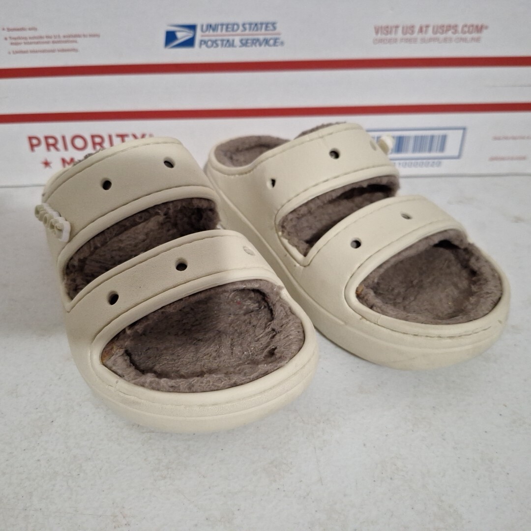 Crocs Classic Cozzzy Beige Faux Fur Unisex Sandal Men 4 Women 6 Dual Comfort