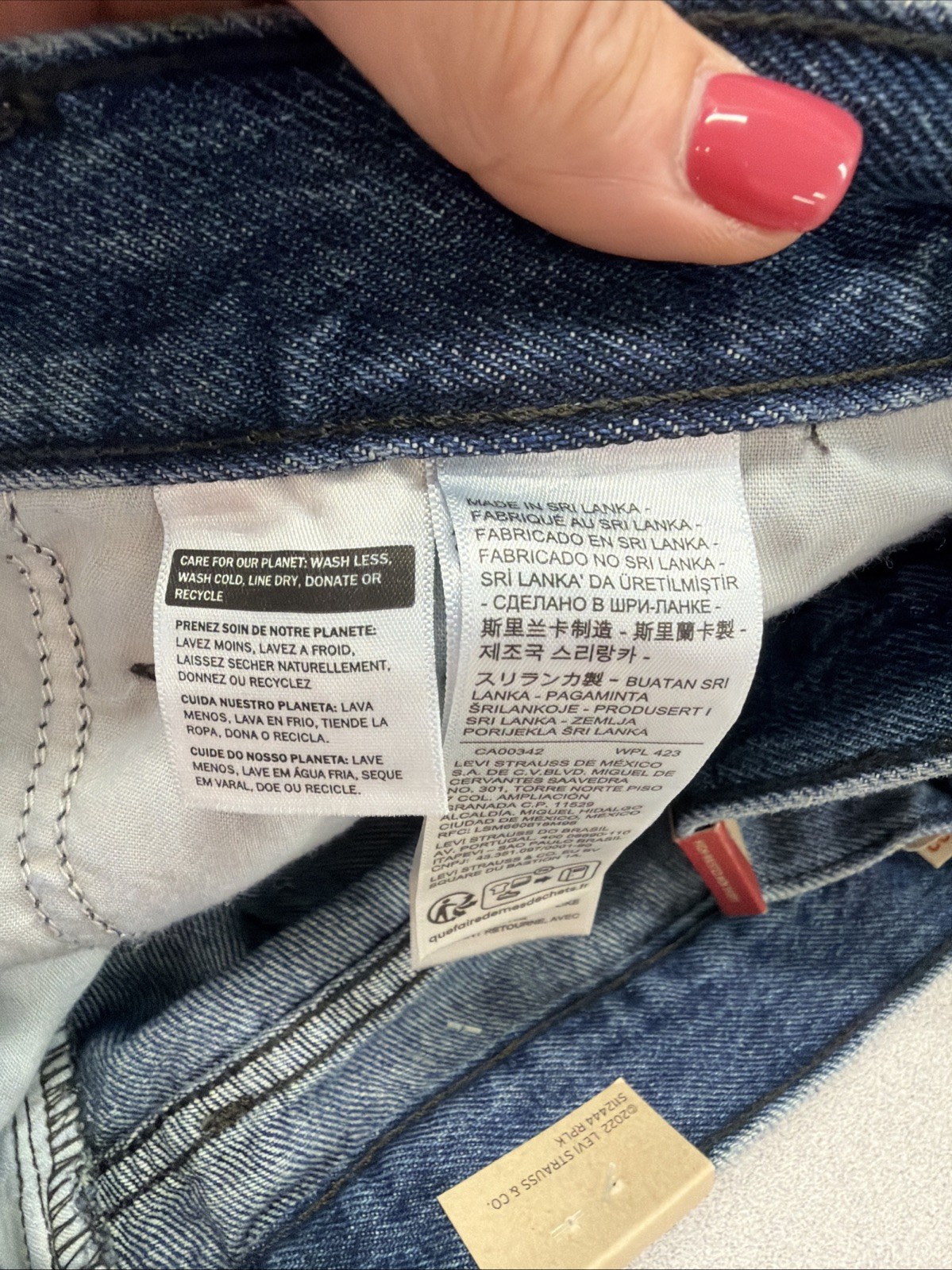 Levi’s Women’s High-Waisted Relaxed Fit 5 Pocket Cotton Denim Mom Short, 32 (14)