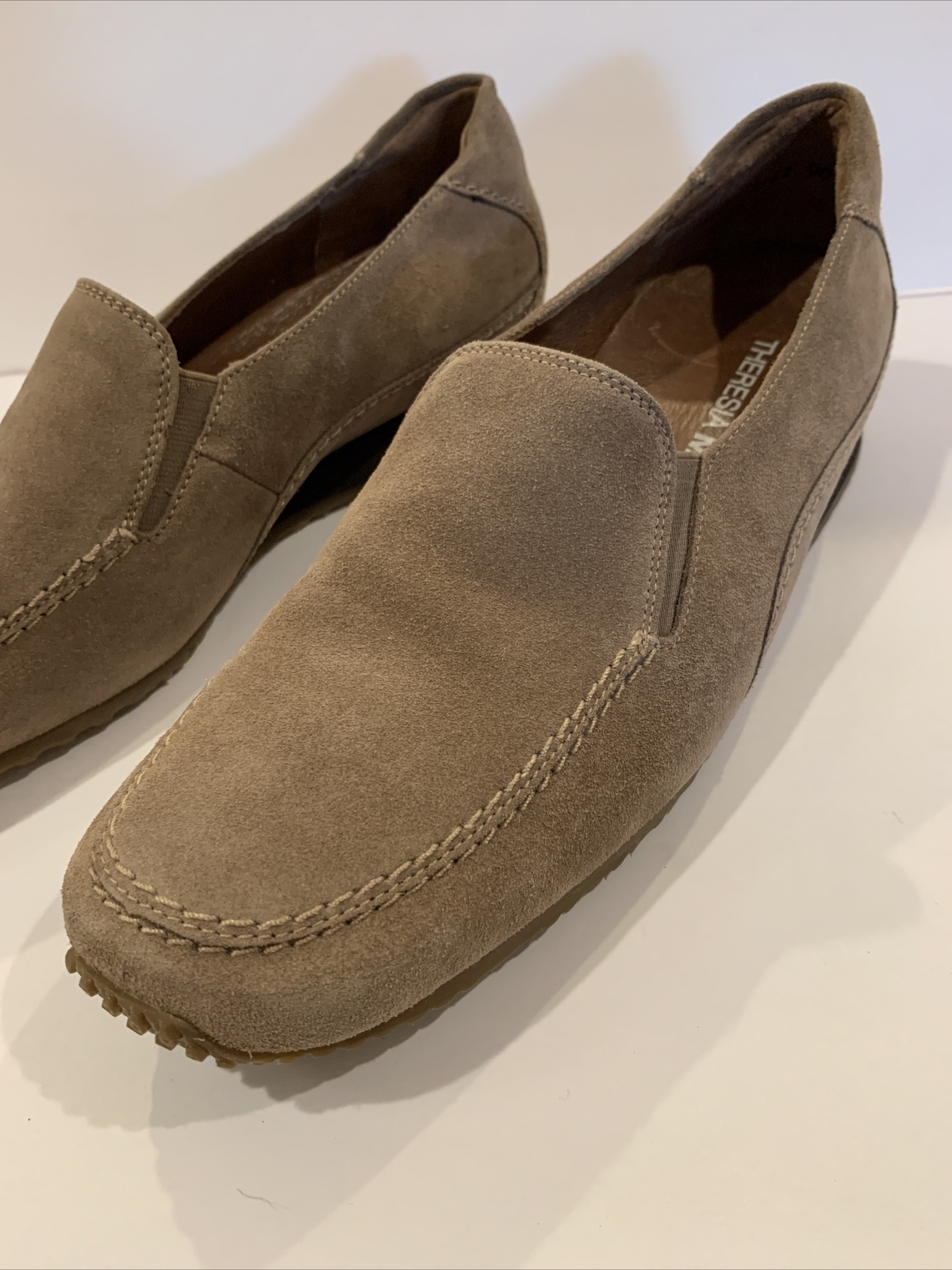 VGC Theresia M. Beige Leather Loafer Women Shoes. Model “Ella”. US Size 9 to 9.5