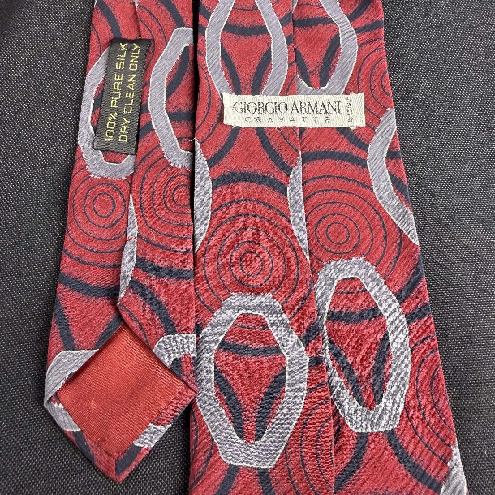 Vintage Giorgio Armani Cravatte Red Gray Swirl Geometric Silk Tie 56 x 3.5