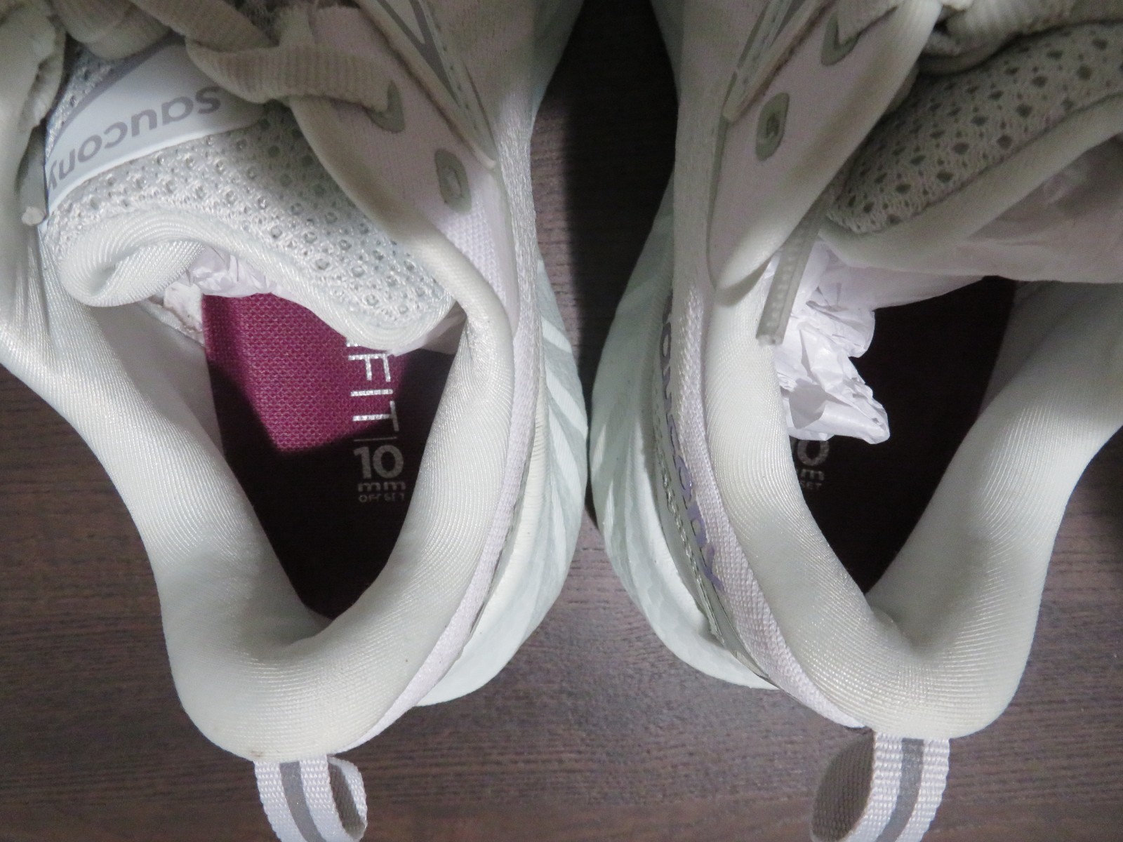 Saucony Triumph 22 Womens 5 Wide Shoes White Running Walking Sneaker S10965-245