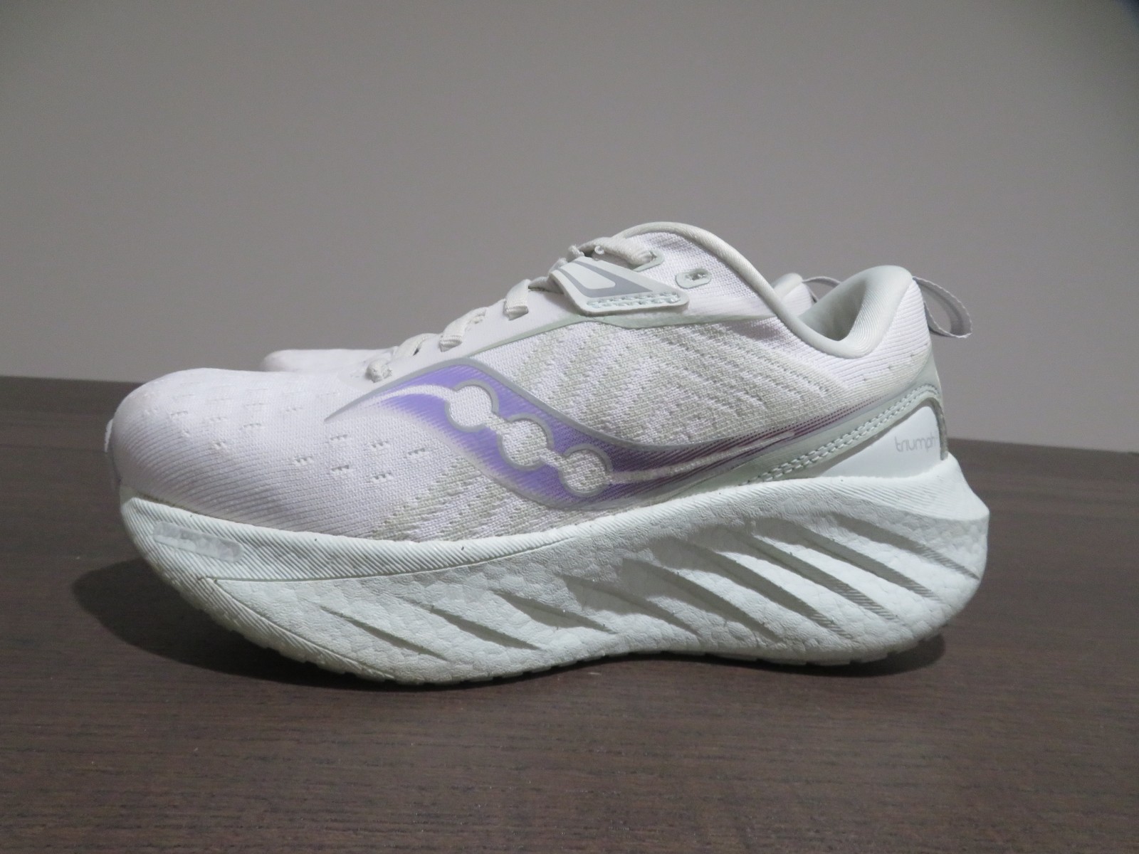 Saucony Triumph 22 Womens 5 Wide Shoes White Running Walking Sneaker S10965-245