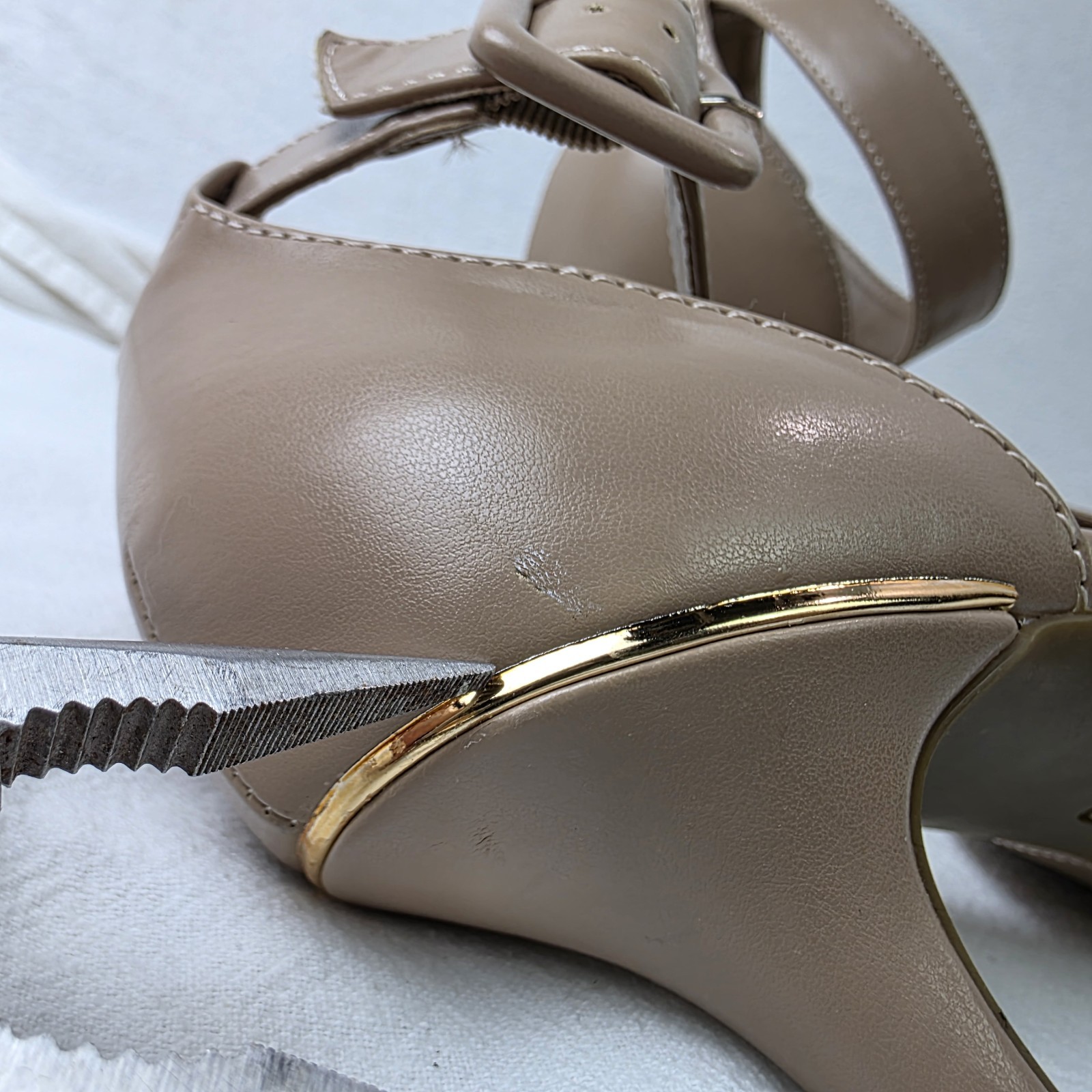Anne Klein Iflex Fararia Size 9.5M Beige Minimalist Fashion Kitten Heel Pump