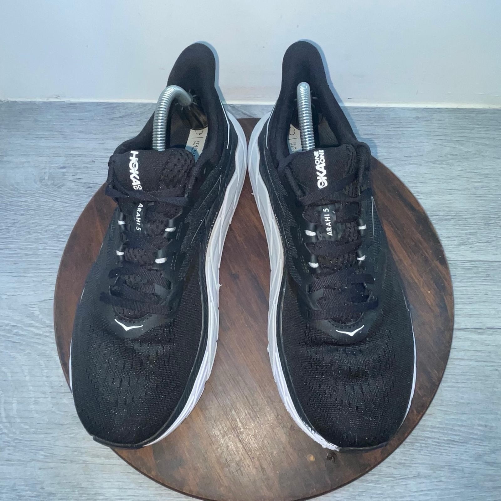 Hoka One One Mens Arahi 5 1115010 BWHT Black Running Shoes Sneakers Size 9.5D