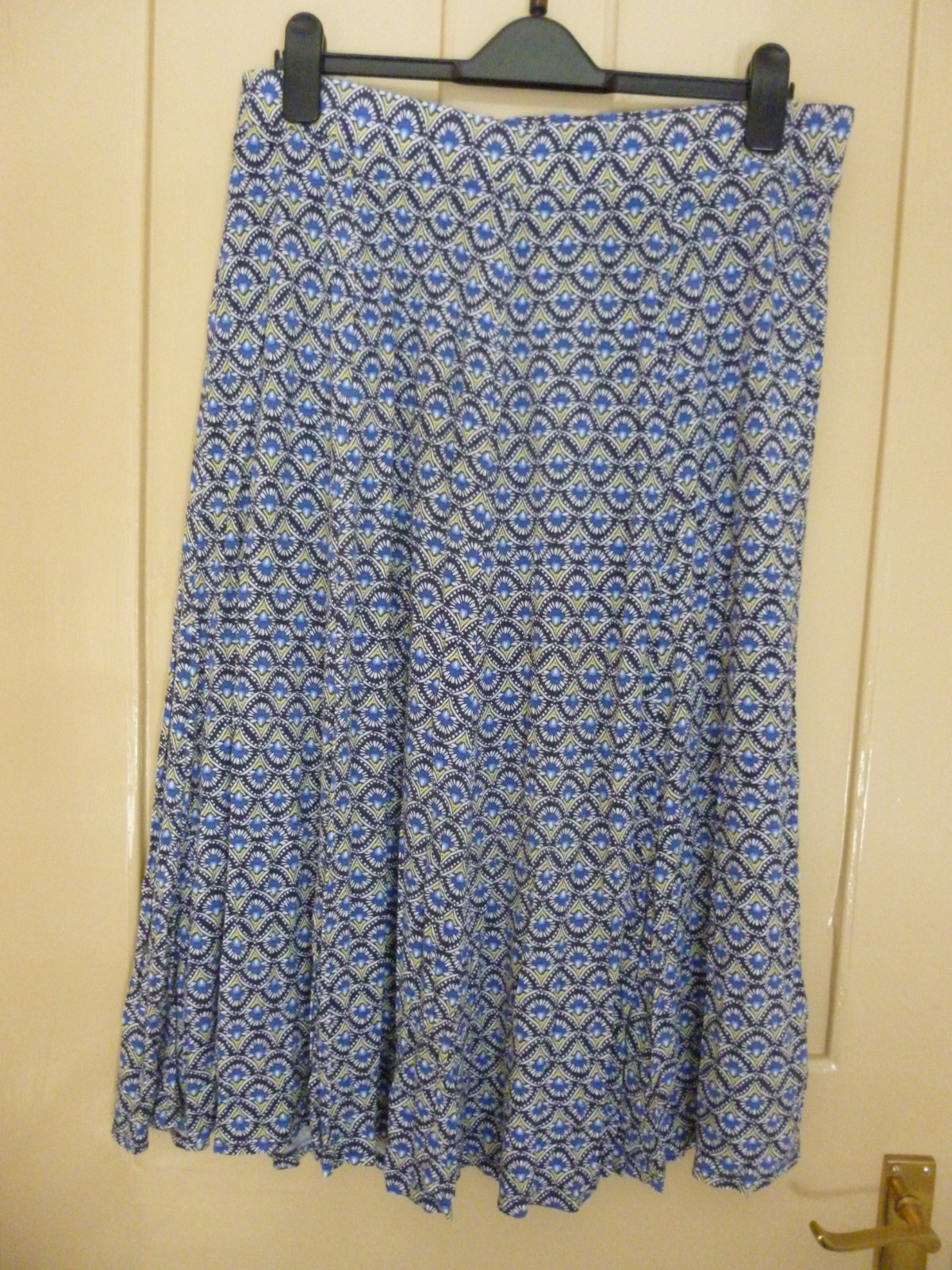 Fully lined midi skirt iwith elasticated waist n blue ethnic print – size 18