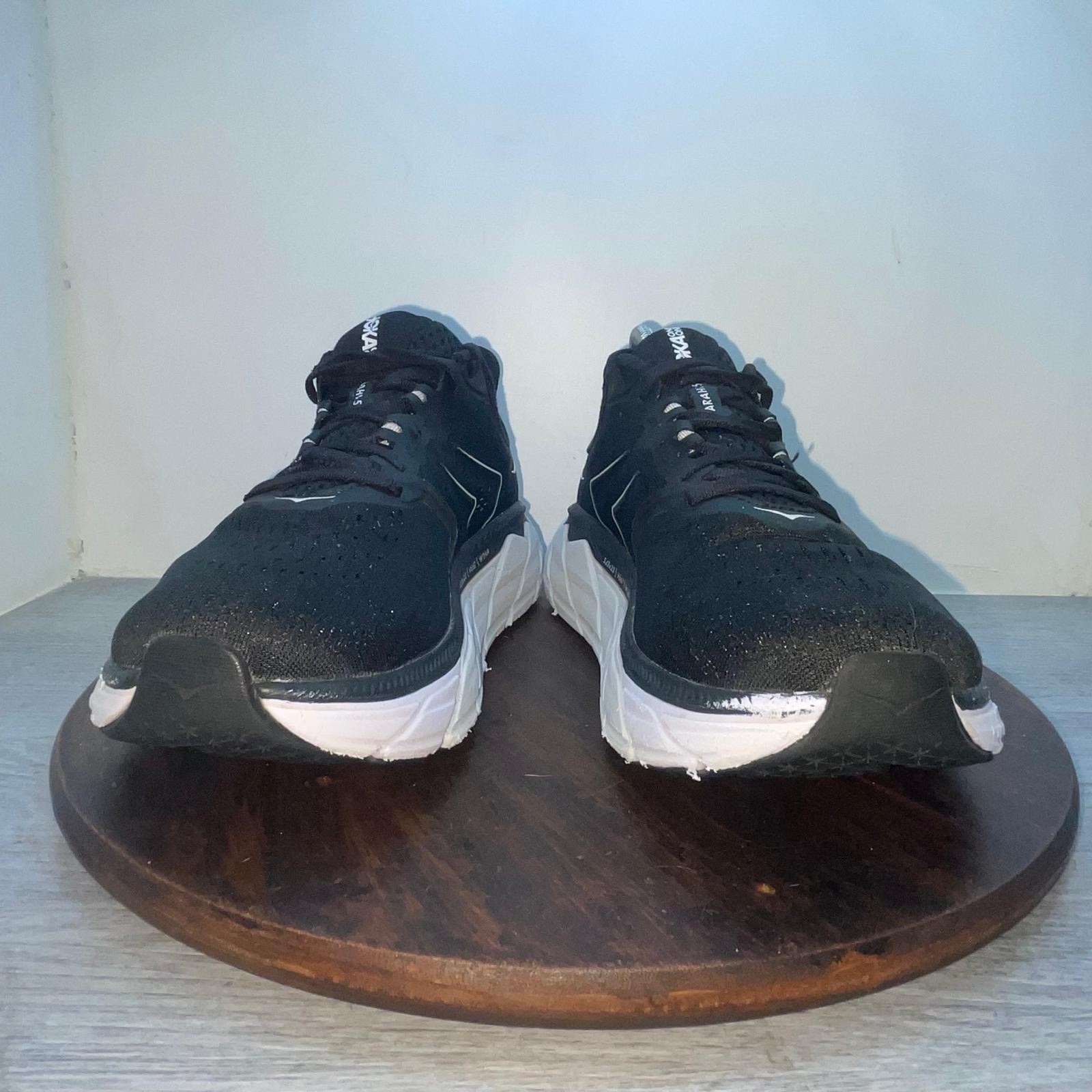 Hoka One One Mens Arahi 5 1115010 BWHT Black Running Shoes Sneakers Size 9.5D