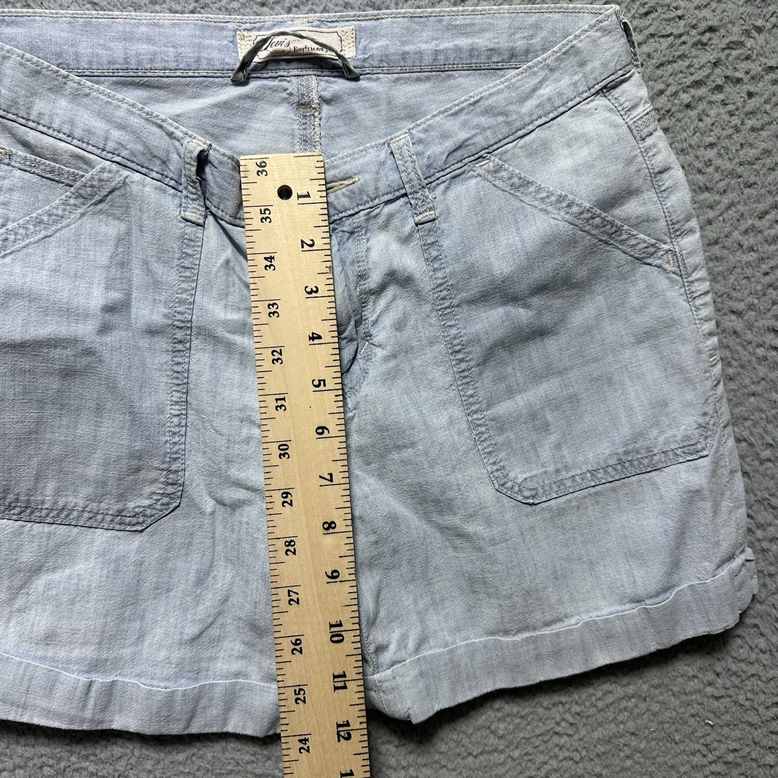 Women’s Levi’s Light Wash Cuffed Denim Boyfriend Jean Hot Mini Shorts Size 4 x 4