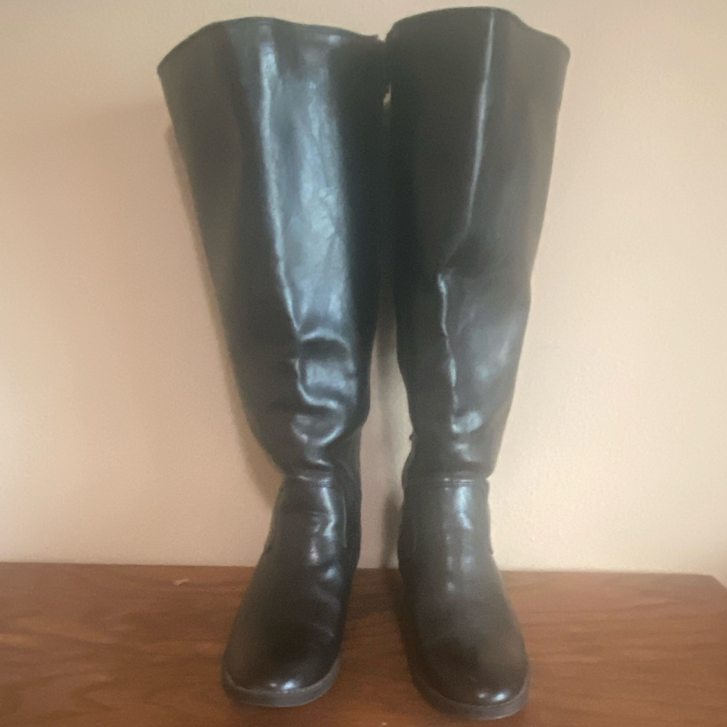 Eurosoft Women’s Black Leather Riding Boot Round Toe with zipper and Lace-Up 8M