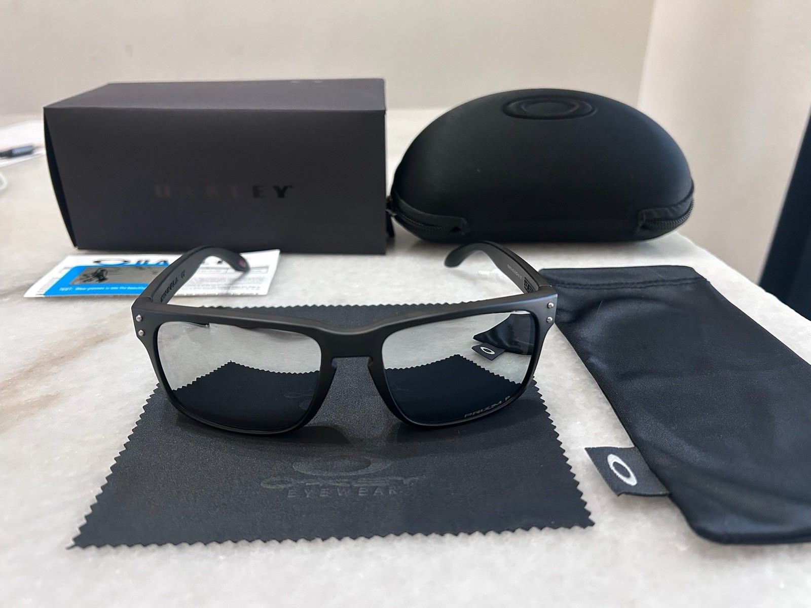 Oakley Holbrook Sunglasses Polarized Silver Lens, Silver Logo, Matte Black Frame