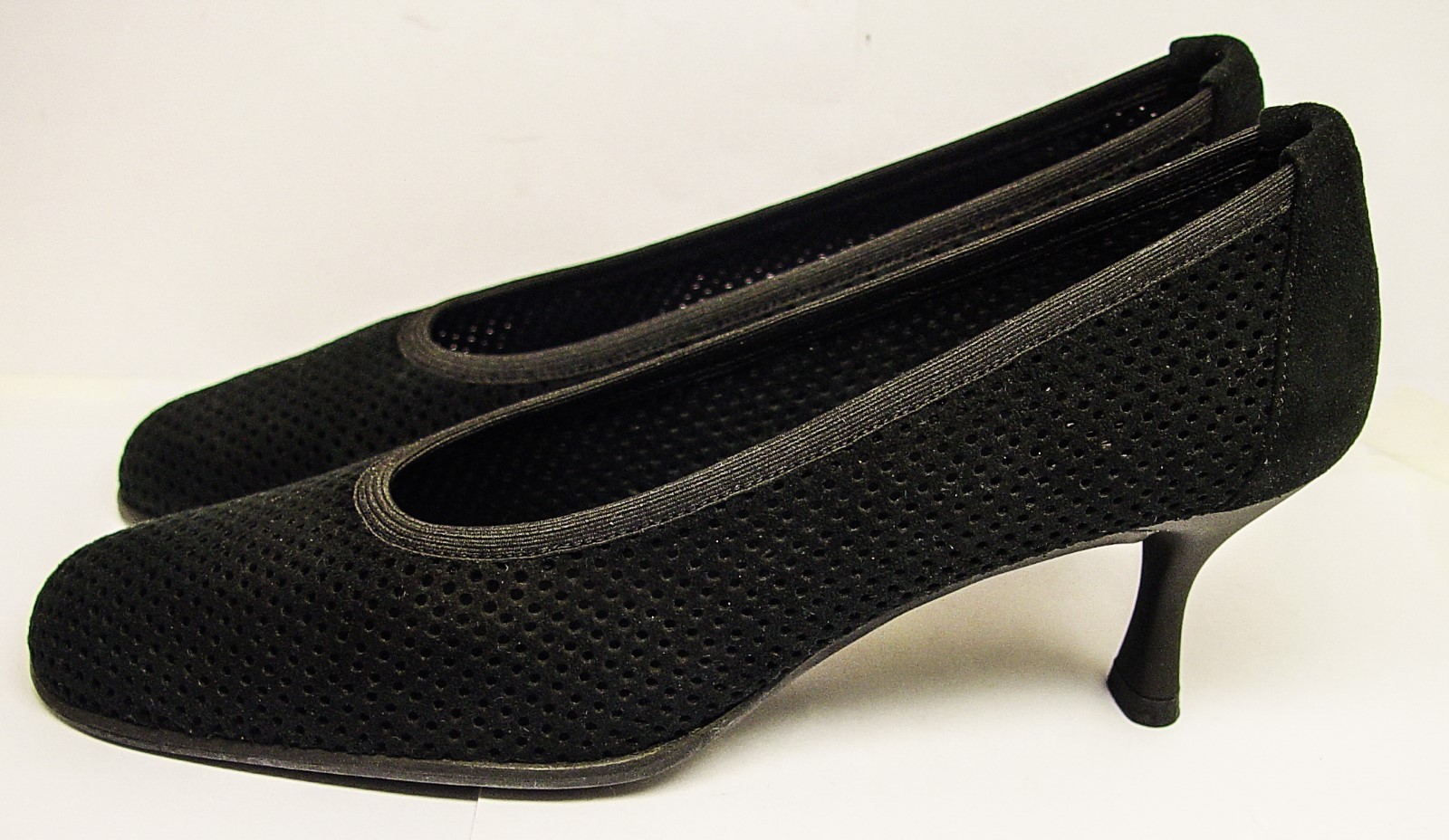 STUART WEITZMAN MADE IN SPAIN 8M PERFORATED SUEDE 2.5″ PUMPS PRISTINE CONDITION