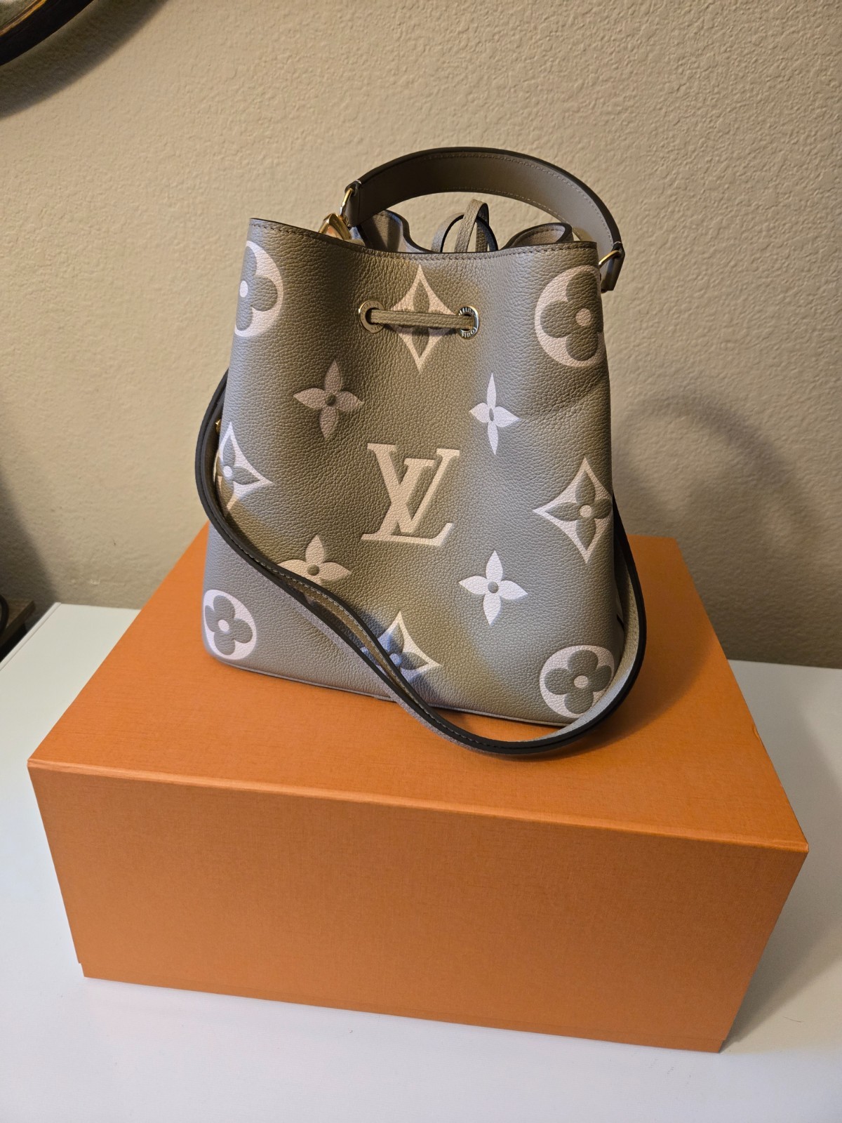 New Louis Vuitton Neo Noe MM in dove/cream color