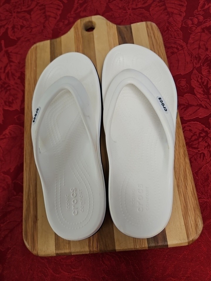 CROCS Bayaband flip flops-men 6-women 8-white-NEW*