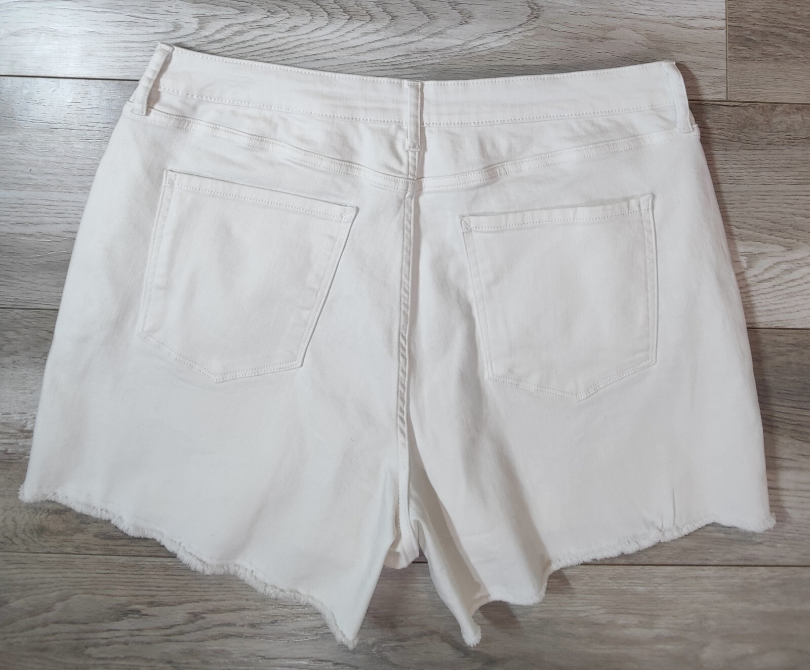a.n.a NWT Womens Size 18 White Denim Mid-Rise Shortie Shorts 3.5 Inseam Raw Hem