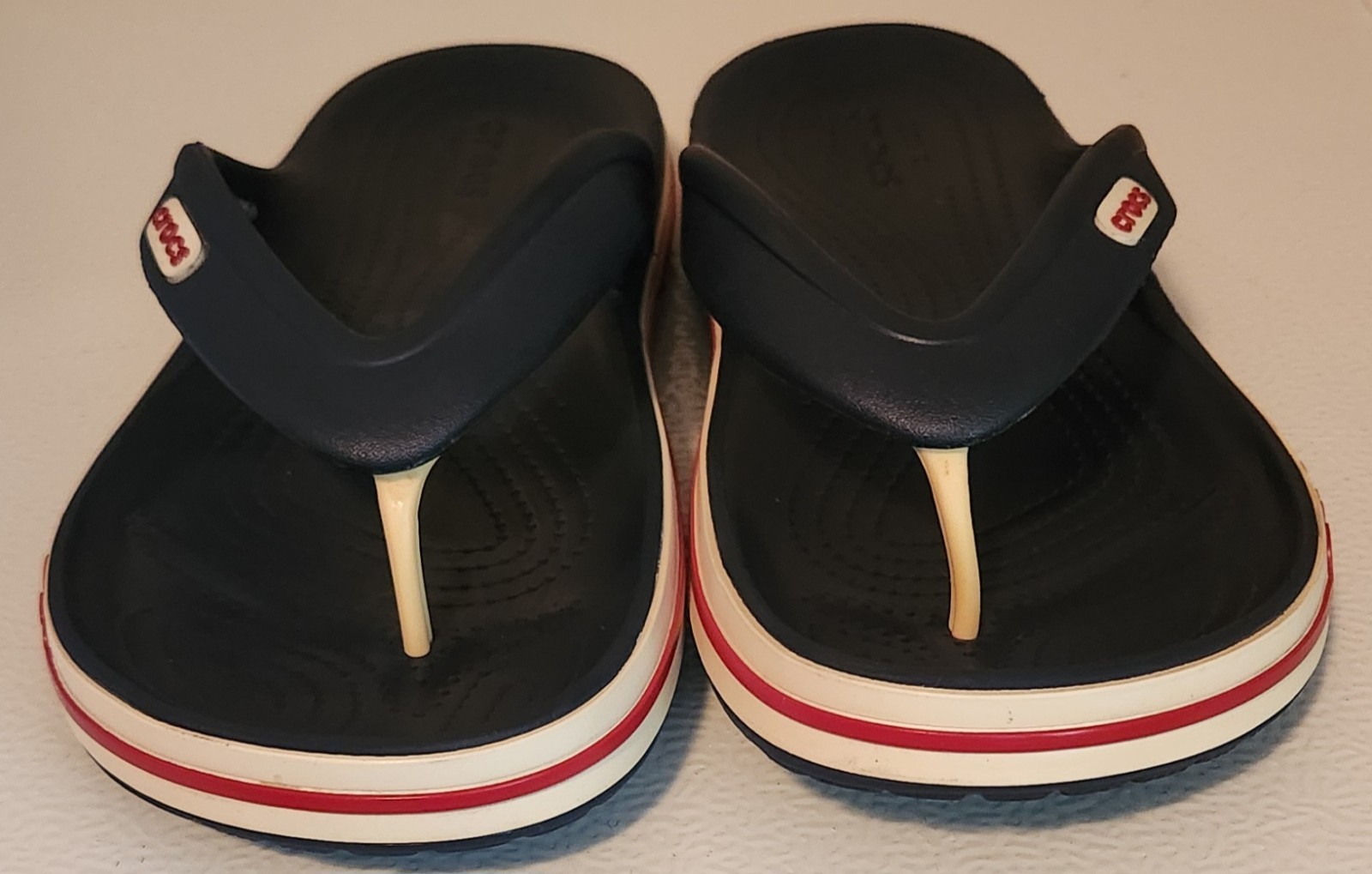 Crocs Bayaband Thong Flip Flops Navy, Pepper & White Men’s 7/Women’s 9 – READ