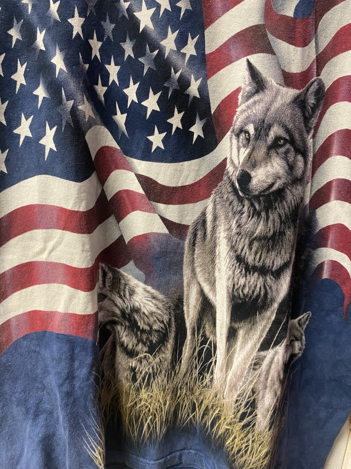 The Mountain Men’s M Blue Wolf USA Flag Graphic Crew Neck Short Sleeve T-Shirt