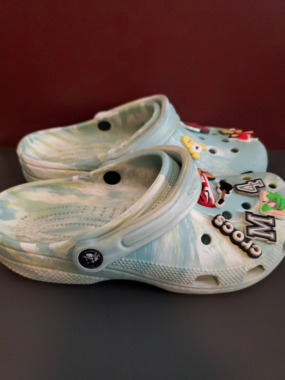 Crocs Clogs W/8 – M/6 Aqua Blue & White & Light Green Swirls & Jibbitz Charms