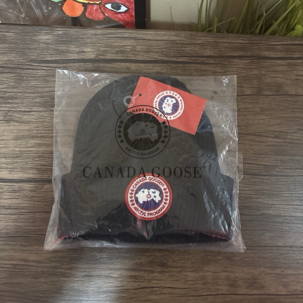 Canada Goose Black Beanie Men’s Hat with Logo Patch One Size Winter Fall
