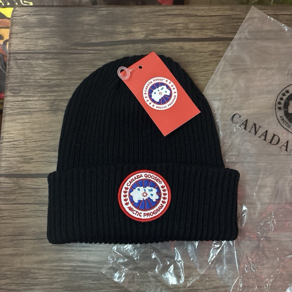 Canada Goose Black Beanie Men’s Hat with Logo Patch One Size Winter Fall