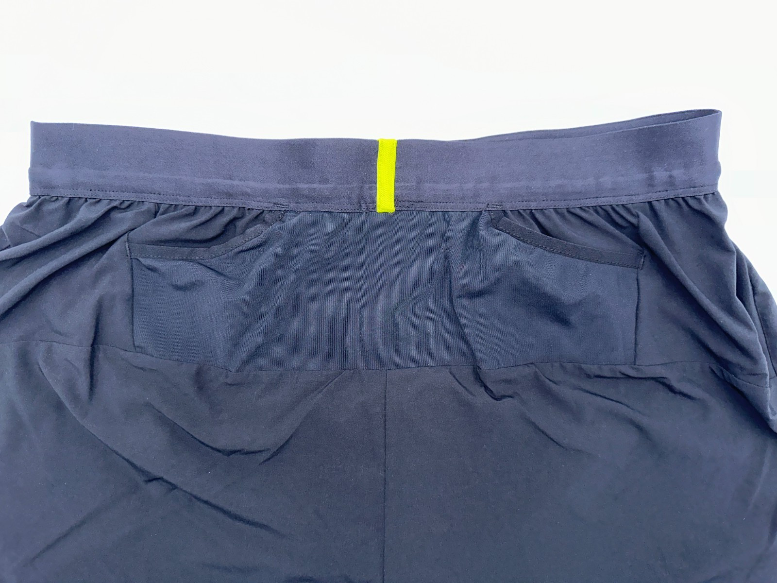 $68 HOKA Men’s Glide Short with Brief 5″ – 1151077 -Black – Large -New With Tag