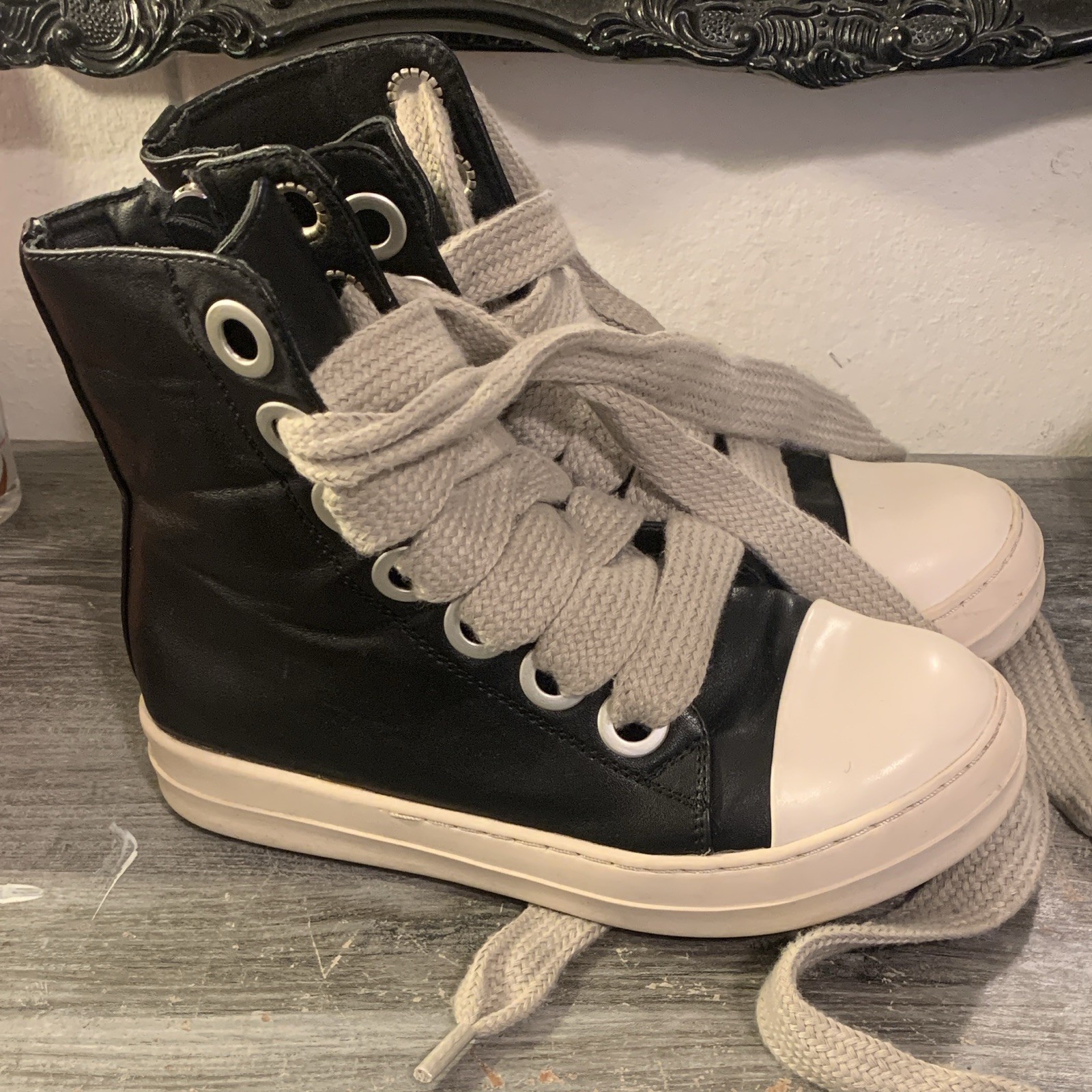 Men’s High Top Lace Up Zip Athletic Sneakers Black/White Side Zipper
