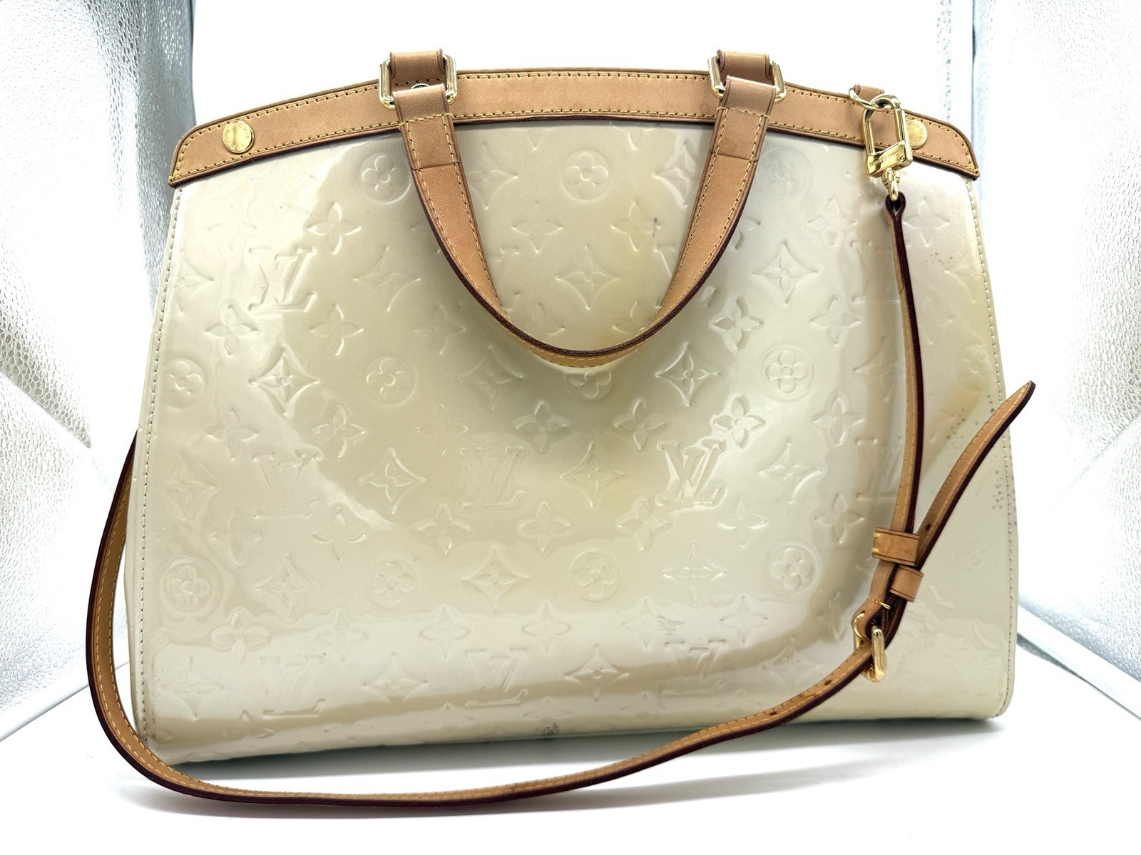 Authentic Louis Vuitton Vernis Brea GM in Blanc Corail