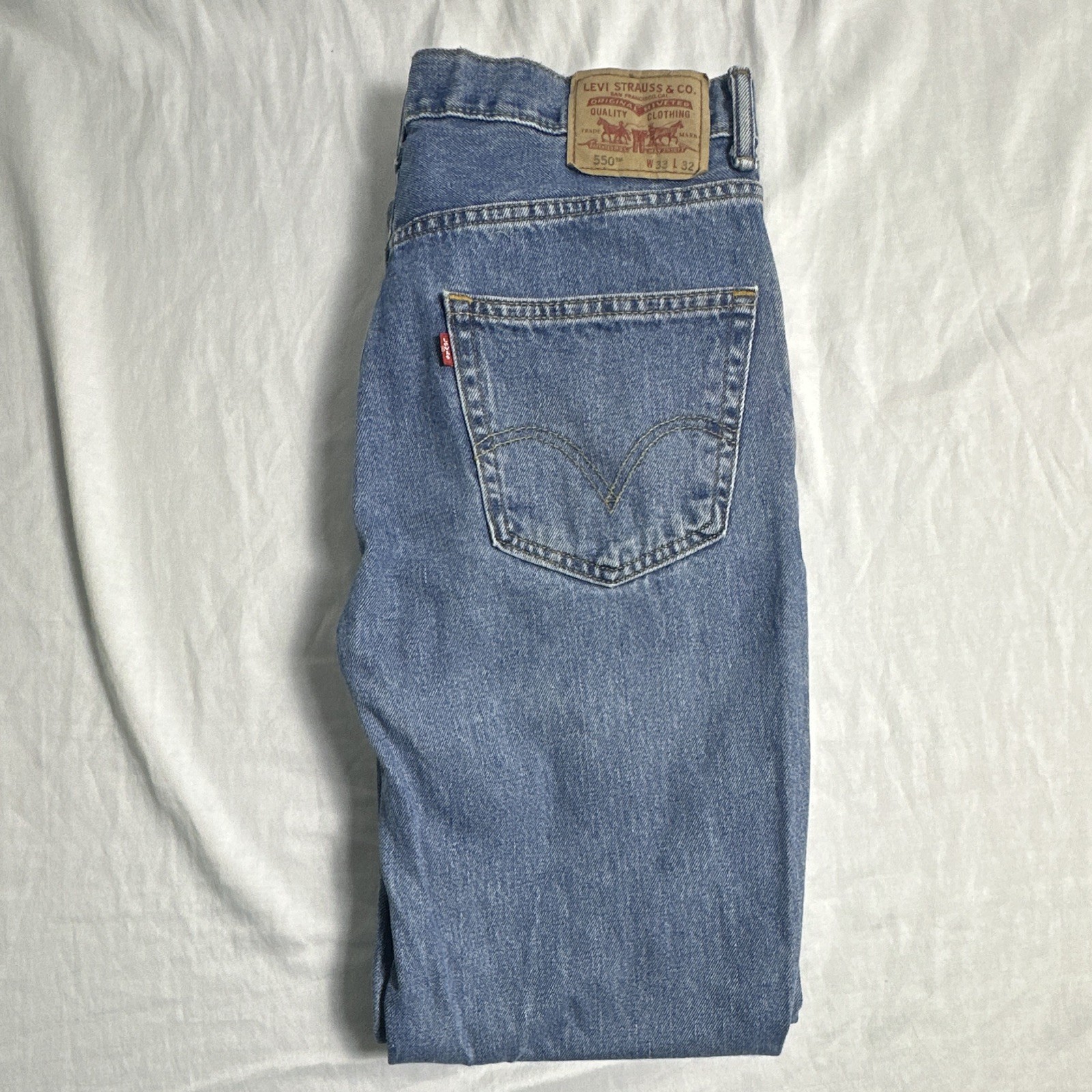 Levi’s 550 33×32 Relaxed Fit Men’s Blue Light Wash Denim Straight Jeans 5-Pocket