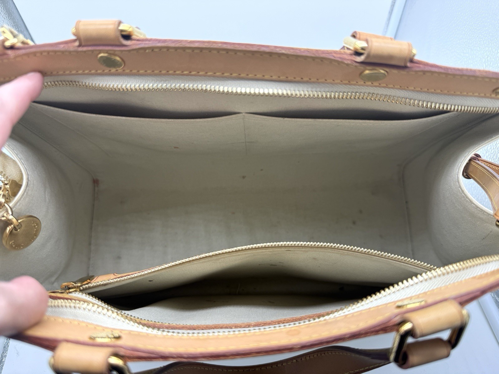 Authentic Louis Vuitton Vernis Brea GM in Blanc Corail