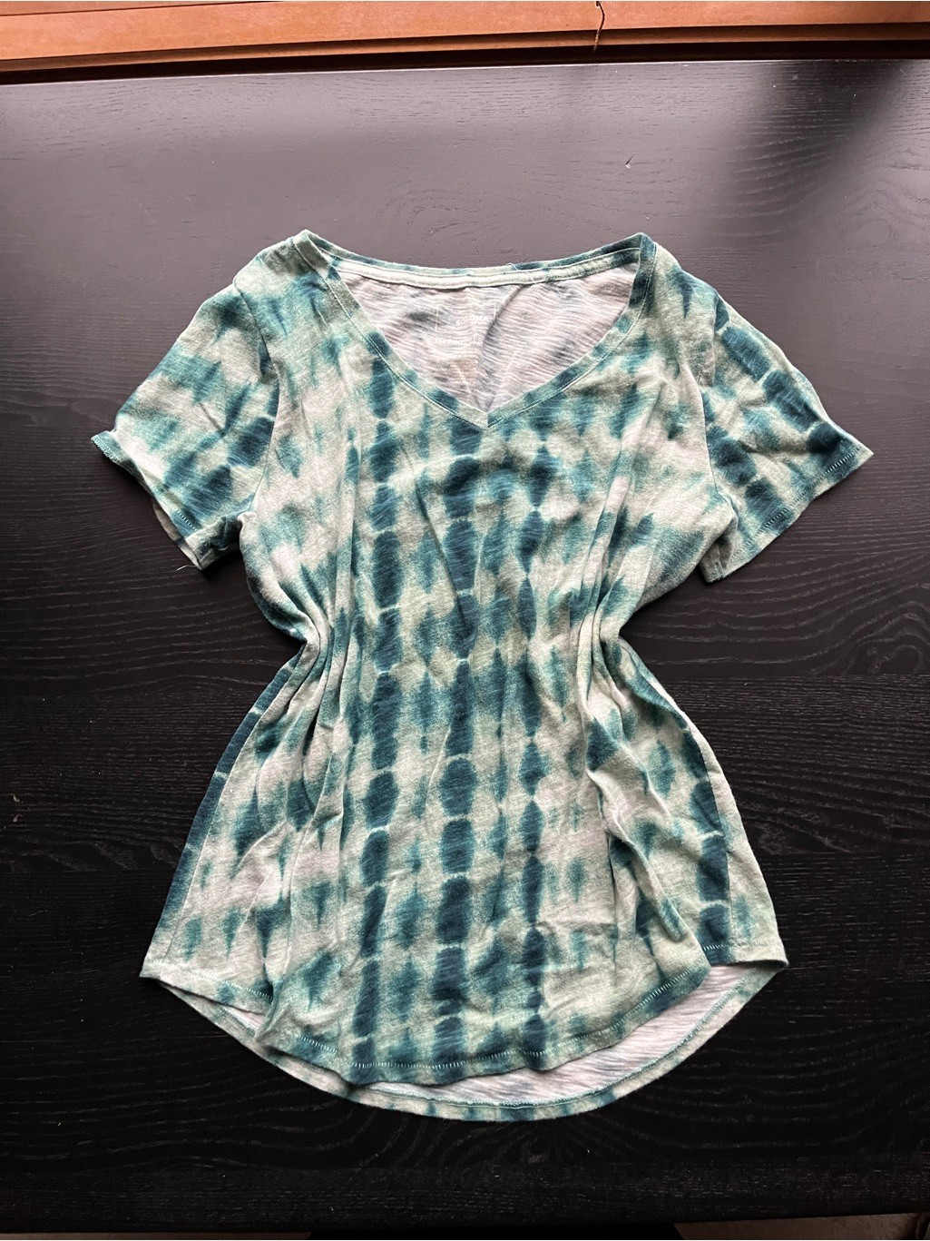 Tie-Dye Sonoma V-Neck Everyday Tee Size S Green & White, Curved High-Low Hem