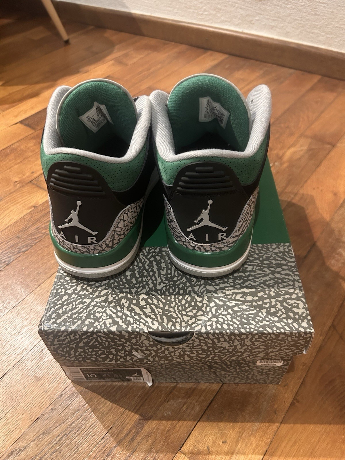 Air Jordan 3 Retro Men’s Size 10 Pine Green, CT8532-030