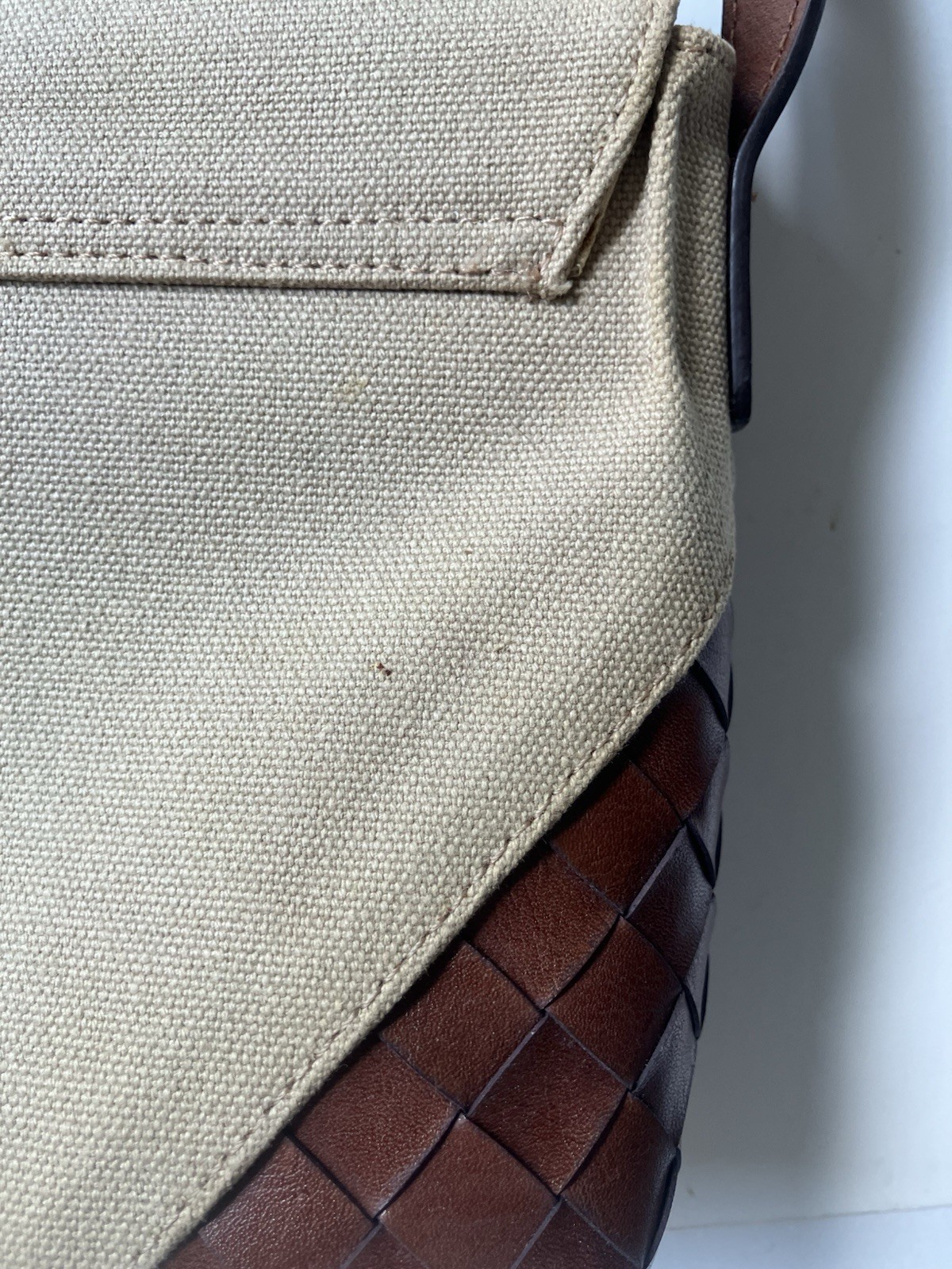 Vintage Nine West Beige Canvas shoulder bag W/woven brown leather corner details