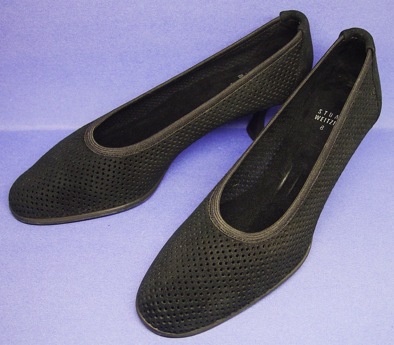 STUART WEITZMAN MADE IN SPAIN 8M PERFORATED SUEDE 2.5″ PUMPS PRISTINE CONDITION