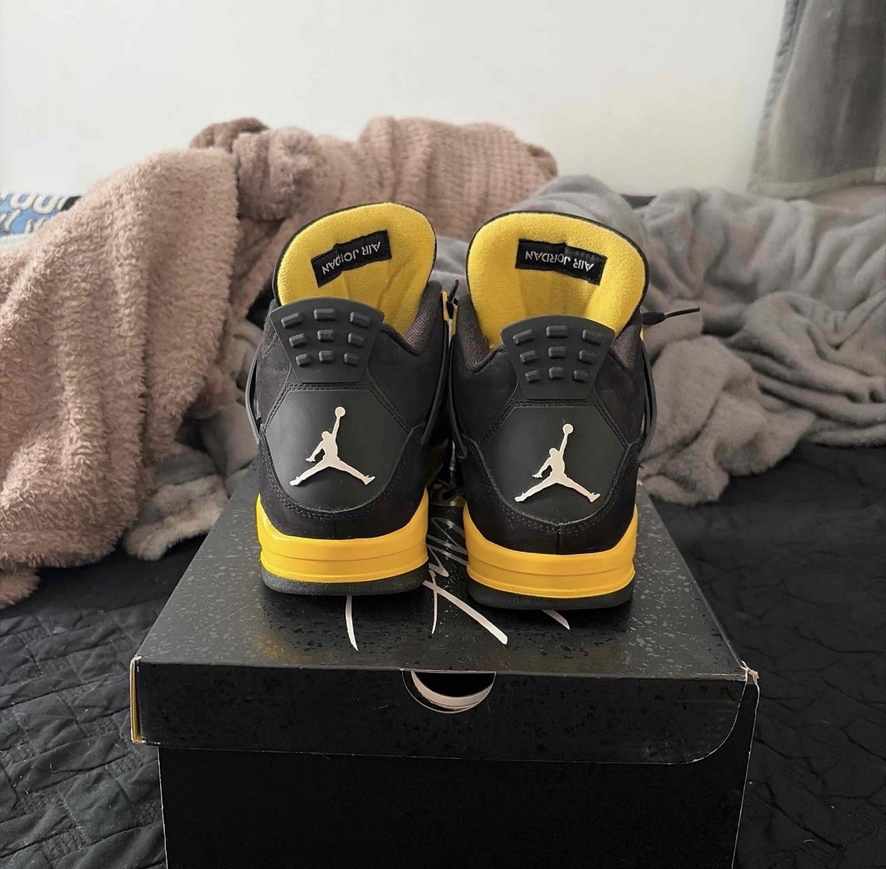 Jordan Air Jordan 4 Retro Thunder Black/Tour Yellow Mid Top DH6927-017