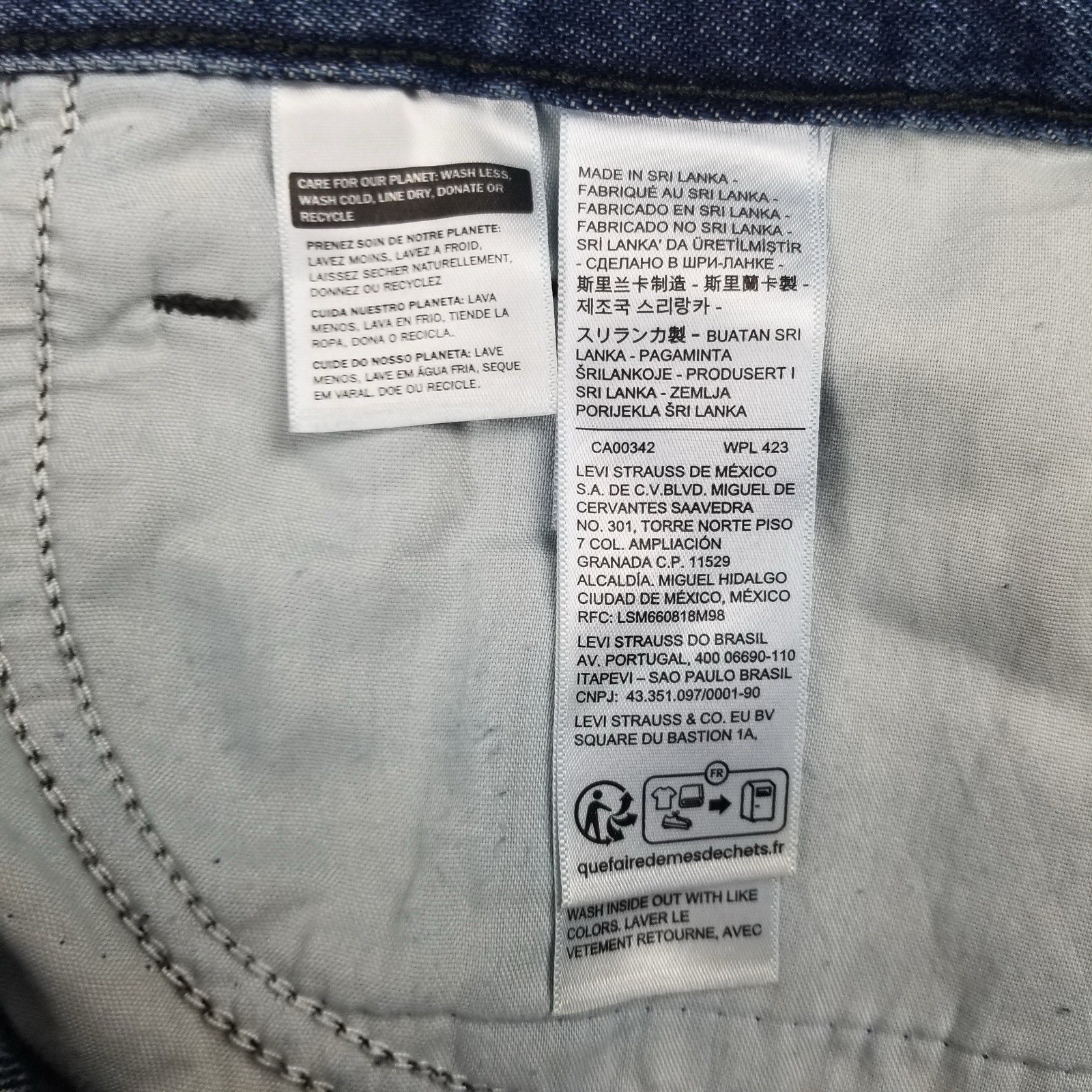 Levi’s Women’s Size 32 High Waisted Relaxed Fit 5 Pocket Cotton Denim Mom Shorts
