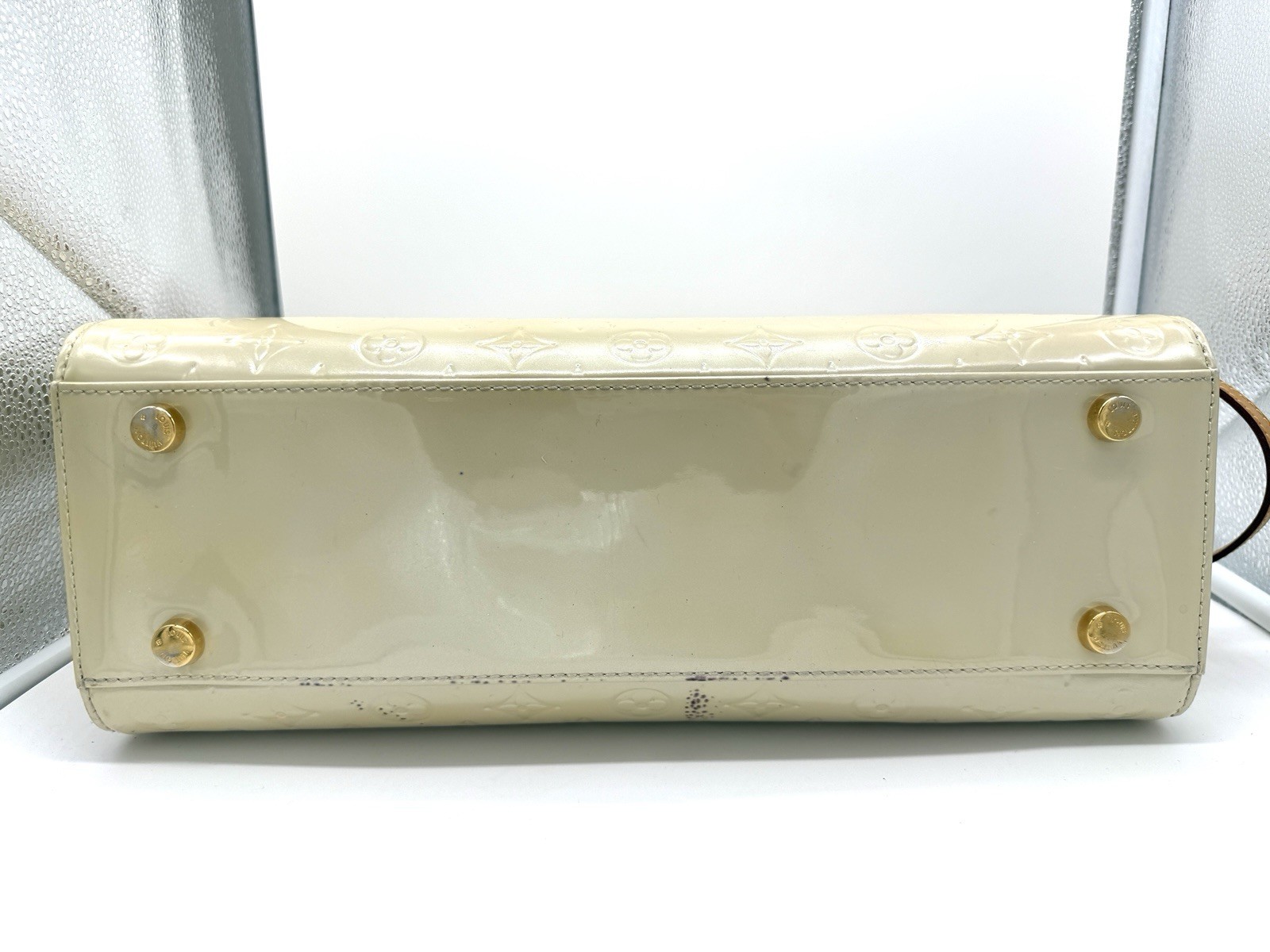 Authentic Louis Vuitton Vernis Brea GM in Blanc Corail