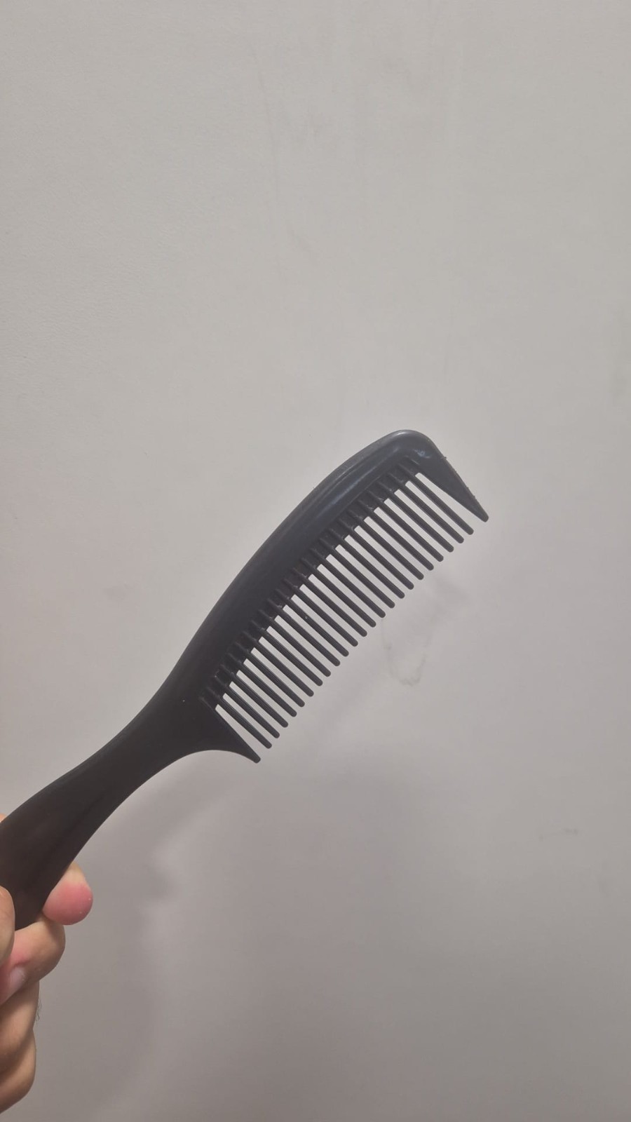 Used Professional Black Hair Comb – Durable Styling Tool for Salon & Home Use