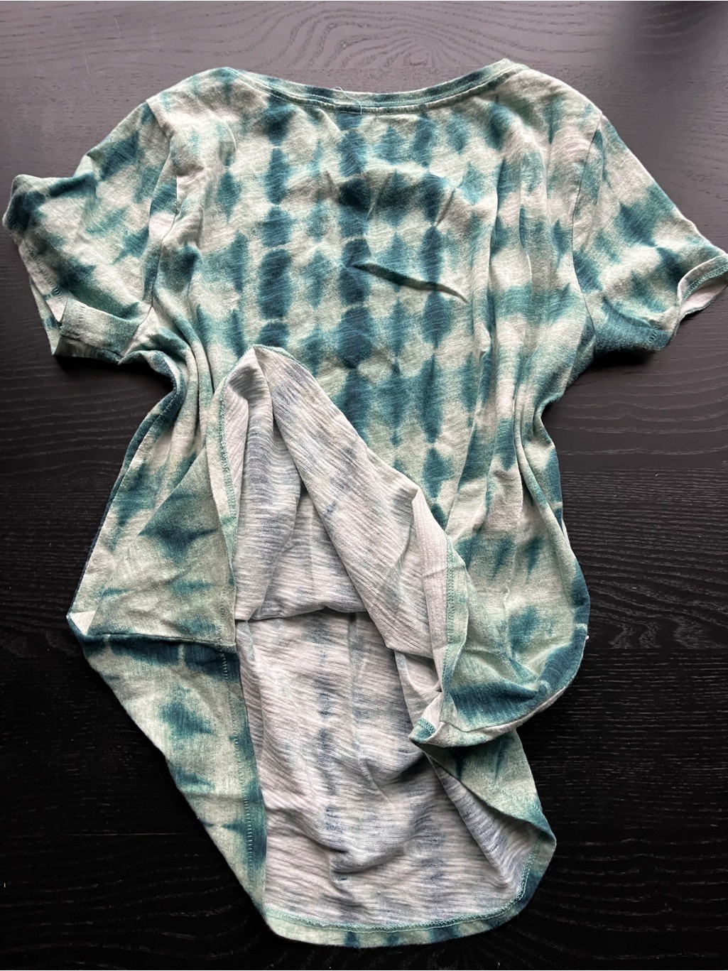 Tie-Dye Sonoma V-Neck Everyday Tee Size S Green & White, Curved High-Low Hem