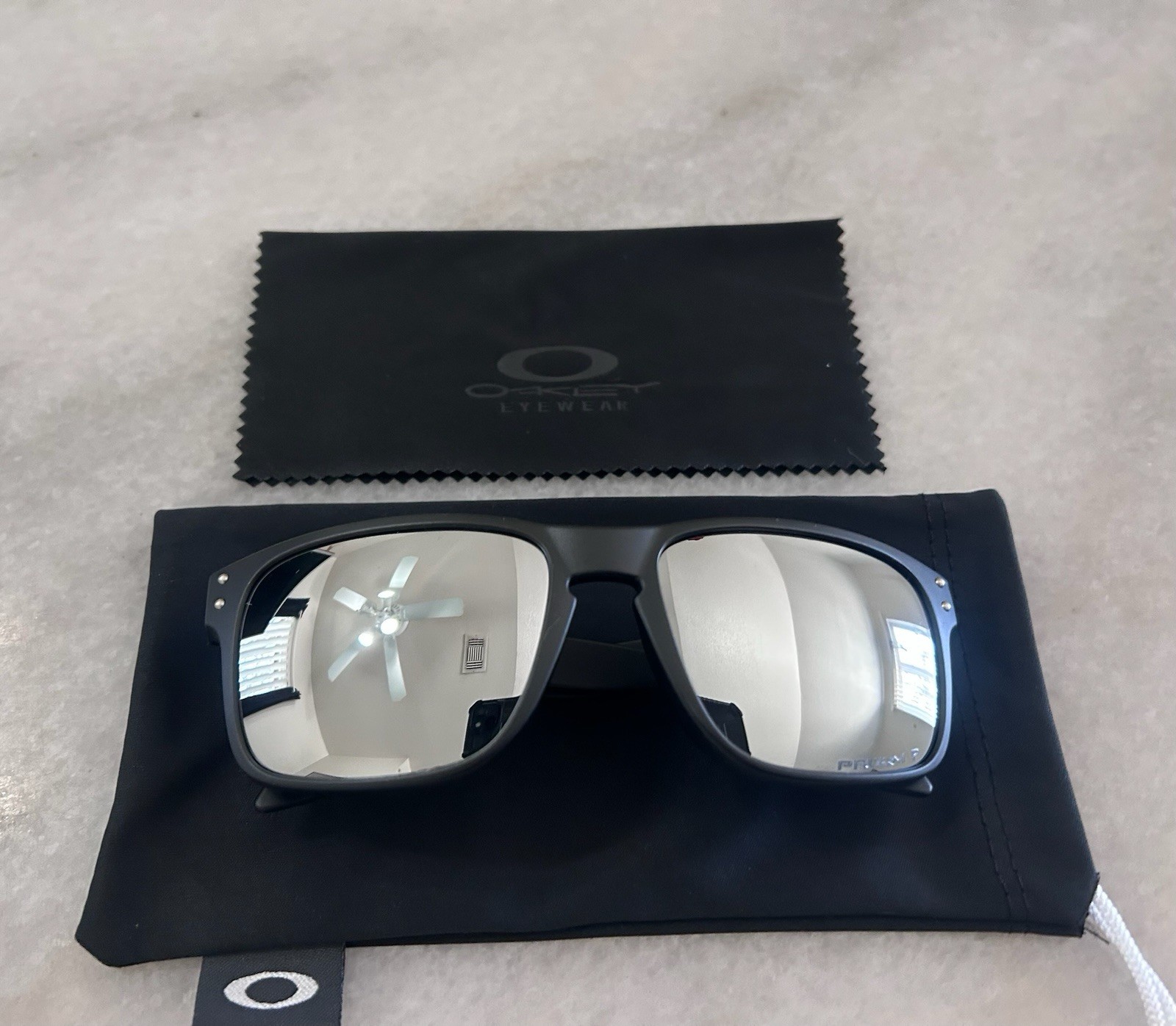 Oakley Holbrook Sunglasses Polarized Silver Lens, Silver Logo, Matte Black Frame