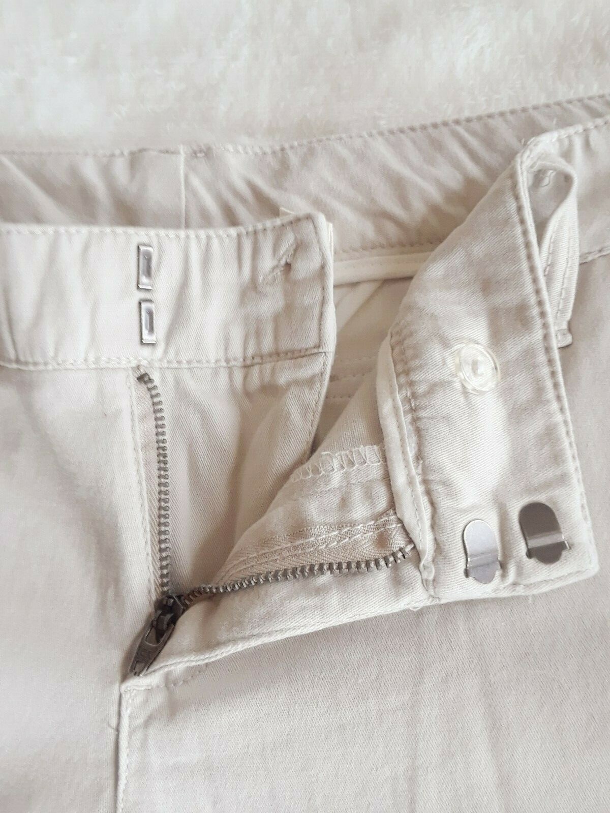 TA1-14 Red Camel Women’s shorts Size 9 in khaki in color