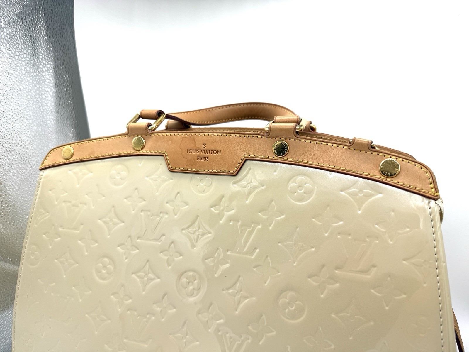 Authentic Louis Vuitton Vernis Brea GM in Blanc Corail